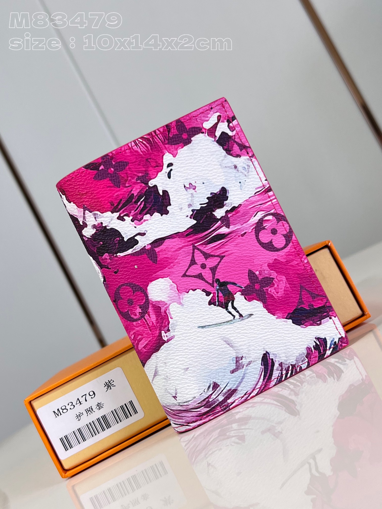  独家实拍 M83479紫   创意总监 Pharrell Williams 采用 Surfin  Monogram 帆布焕新护照套 以乘风破浪的弄潮儿 热带植物和 Monogram 元素交叠繁复印花 为经典设计注入灵动活力 10 x 14 x 2.5 厘米 长度 x 高 x 宽  