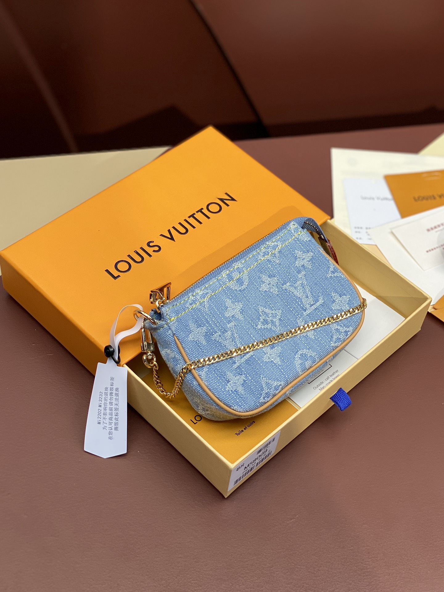 原单LV钱包|高仿LV钱包|精仿LV钱包|一比一LV钱包M58009 布蓝 本款 Mini Pochette Accessoires 手拿包采用Monogram Denim 棉布 将 Monogram 图案织入面料 再经过漂白 整装和砂洗等多重繁复工序 令认证棉呈现别致质感 塑造圆润构型 以拉链开启充裕空间 稳妥收纳日常所需 亦可通过链条和钩扣固定于手袋 15.5 x 10.5 x 4厘米 长度 x 高 x 宽  