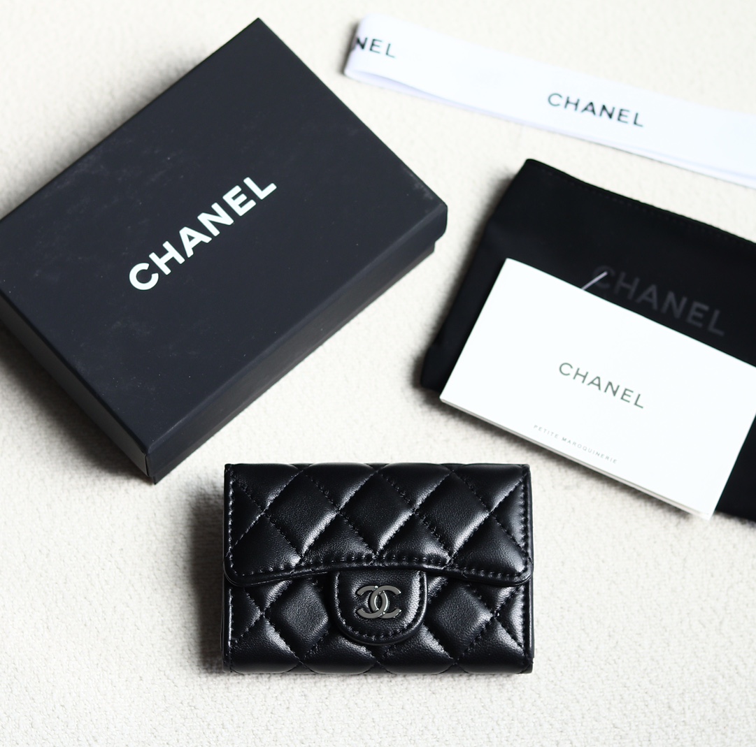款号 AP0214chanel 最经典卡包 零钱包 香奈儿经典口盖卡套 平纹牛皮 卡包 零钱包于一体 背面设有插袋 尺寸:7.5   11.3   2.1 cm