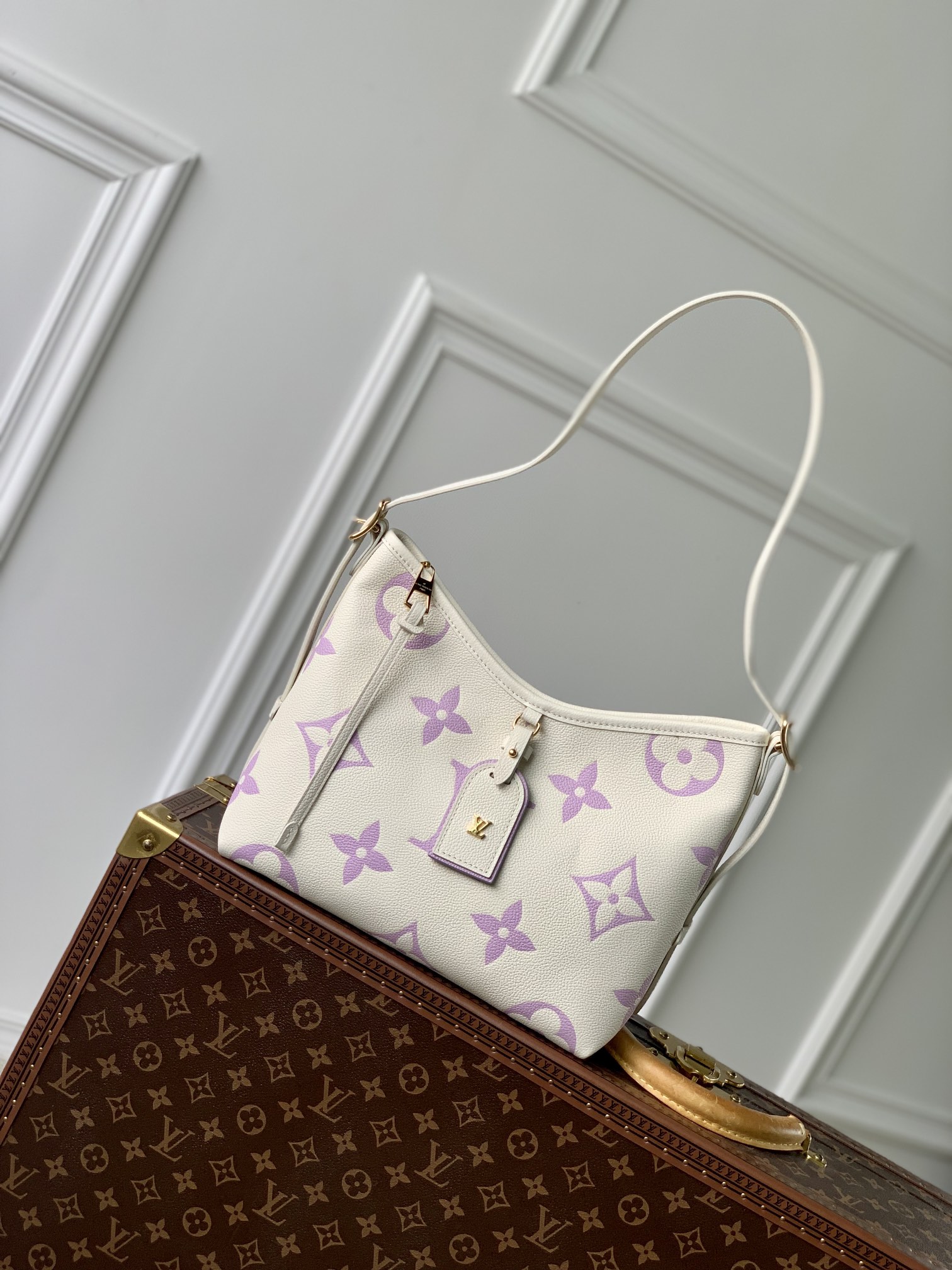  M46288丝印紫色本款 CarryAll 小号手袋取材 Monogram Empreinte 皮革 以粉彩色调释放雅致格调 搭配拉链开合 考究内里和可拆卸拉链袋 可调节肩带轻松切换手提 肩背或斜挎 为日常出行提供佳选  29.5 x 24.0 x 12.0 厘米  长 x 高 x 宽 