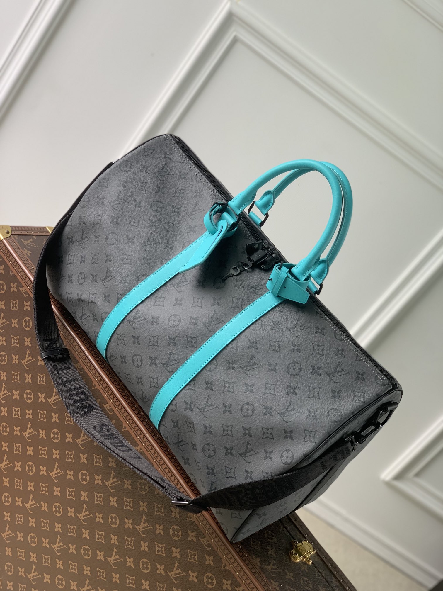  M11481银花 拼浅蓝 Keepall Bandoulière 50  旅行袋取材 Monogram Eclipse Reverse 帆布 以哑光金属件和明丽皮革饰边点亮构型 随行登机设计拥有考究内衬 拉链内袋方便收纳贵重物品 尺寸 50x 29x 22厘米