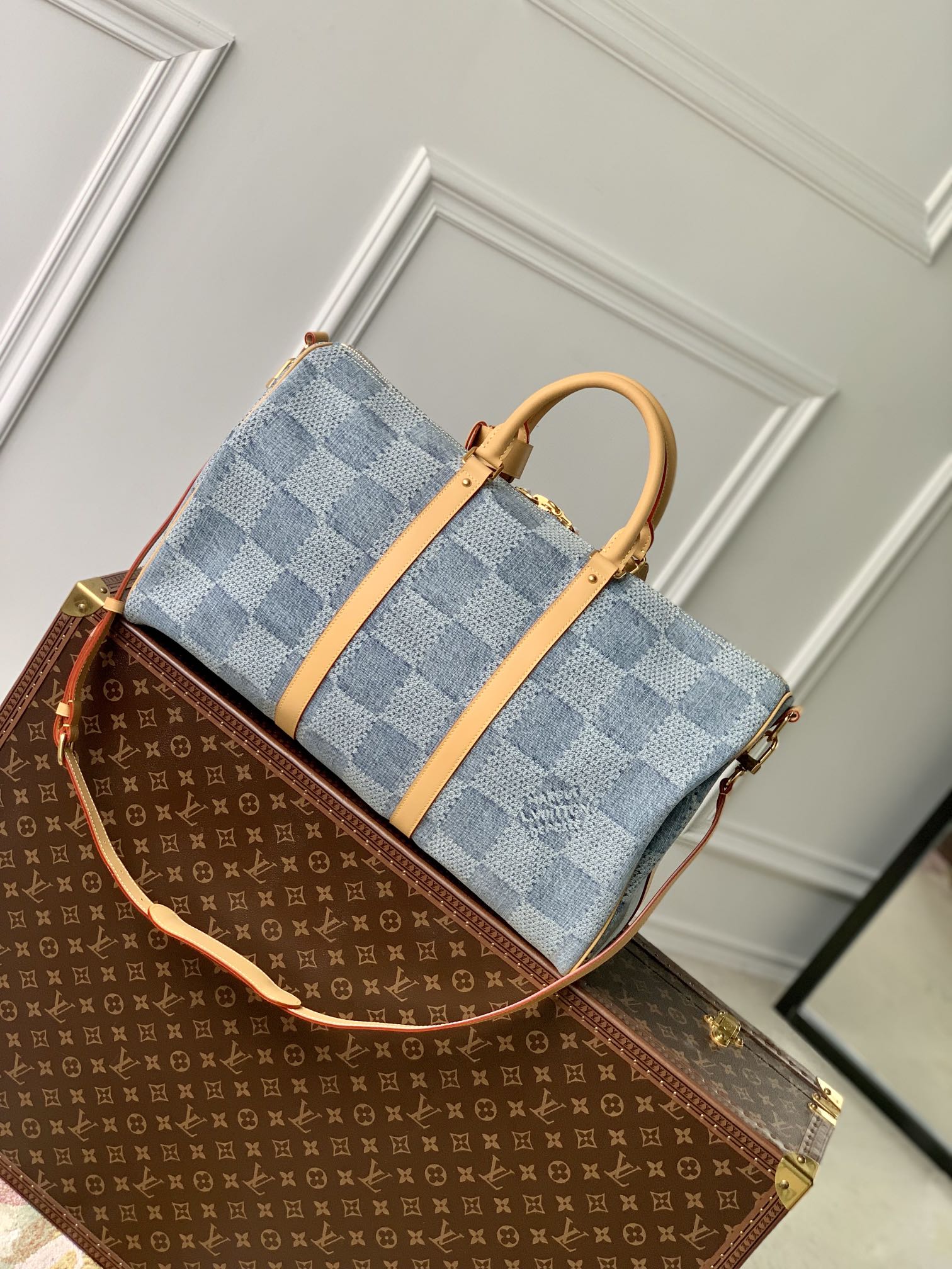  N40739本款 Keepall Bandoulière 50 旅行袋以 Damier Denim 3D 棉质帆布释放夏日气息 棉布经过匠心裁切 漂白 染色 再度水洗和微缩工序后呈现褪色和立体效果 拉链头点缀莹泽珠饰 50 x 29 x 23 厘米  长度 x 高 x 宽 