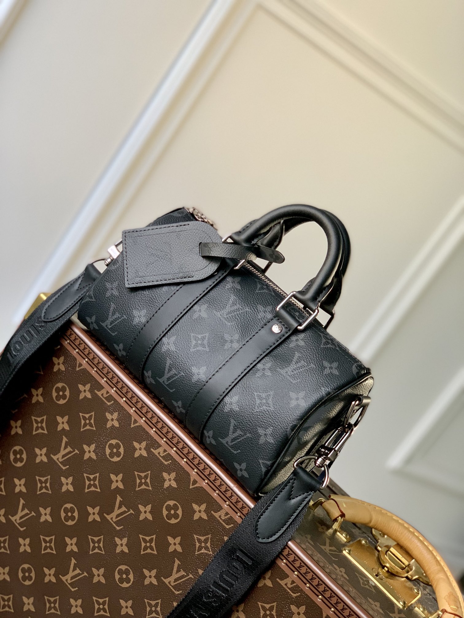  原单M46271黑花 本款 Keepall 25 手袋取材 Monogram Eclipse Reverse 帆布 展现路易威登经典图案的优雅重绎 加固饰带和皮革名牌延续 Keepall 系列的标志性元素 拉链开合令个人物品安全随行  尺寸 25.0 x 15.0 x 11.0 厘米  长 x 高 x 宽 