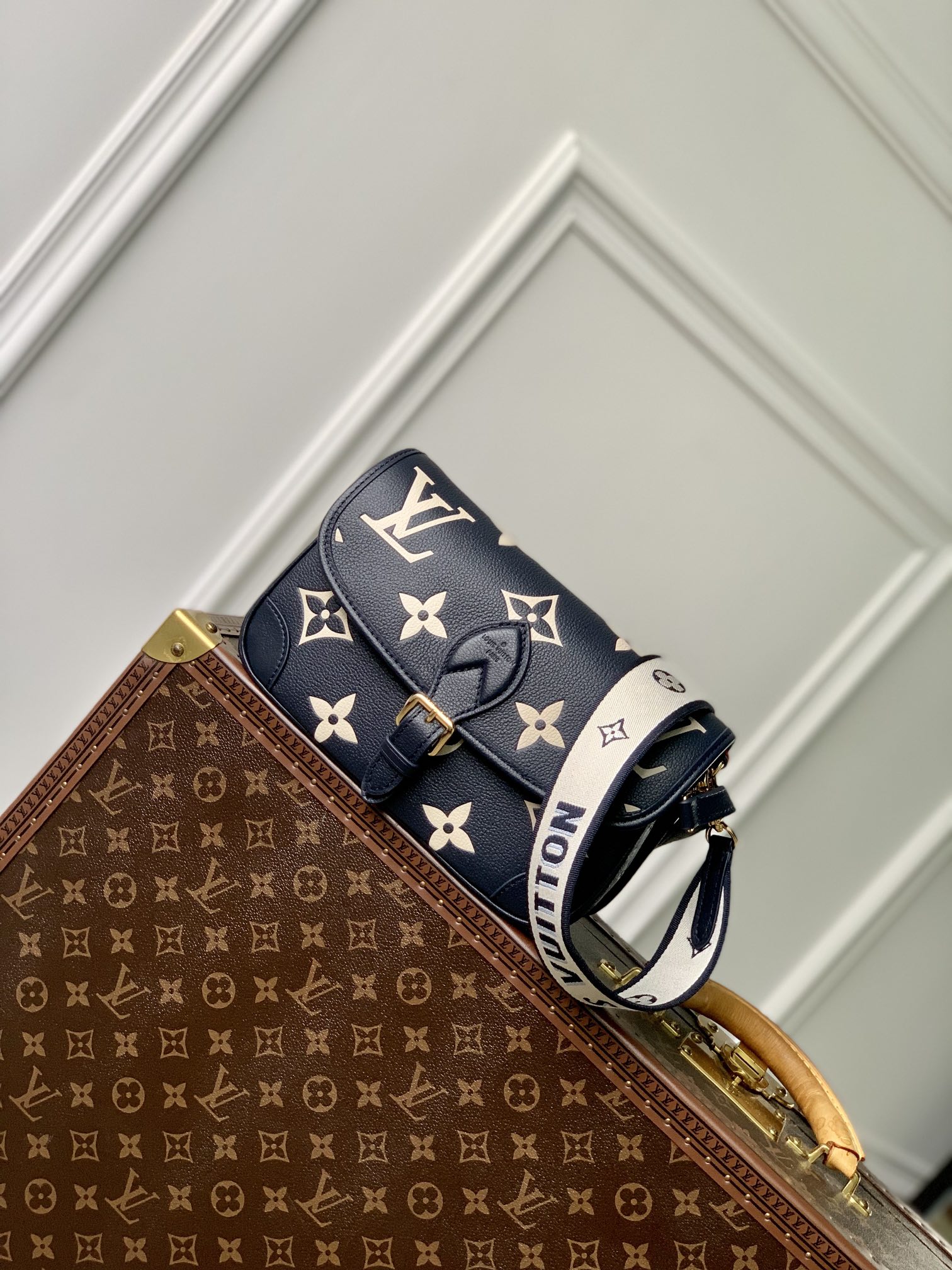 M47161本款 Diane 手袋取材路易威登经典 Monogram Empreinte 压纹皮革 将品牌标识织入可拆卸宽幅提花肩带 在可拆卸皮革肩背带之外再添斜挎选择 灵活契合优雅格调或动感风尚 洋溢 90 年代复古风尚 详细特征尺寸25.0  9.0  15.0 长 宽 高 