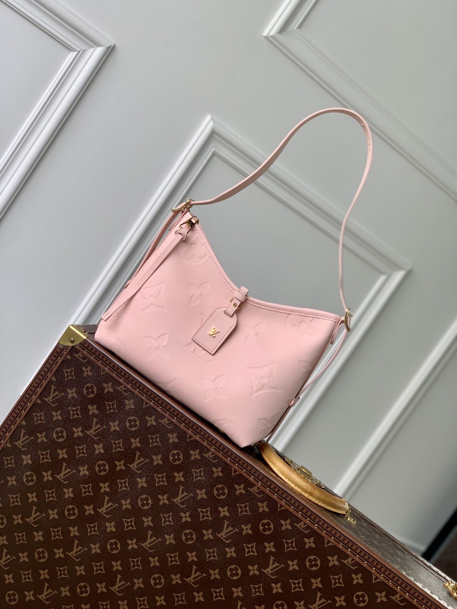  M46288粉CarryAll 小号手袋取材 Monogram Empreinte 压纹皮革 充裕构型设有齐整内层 大号内袋再添功能元素 搭配Monogram 压纹拉链手拿包通过皮革带固定 成就都市生活的贴身伴侣 尺寸29 x 24 x 12 厘米  长度 x 高 x 宽 