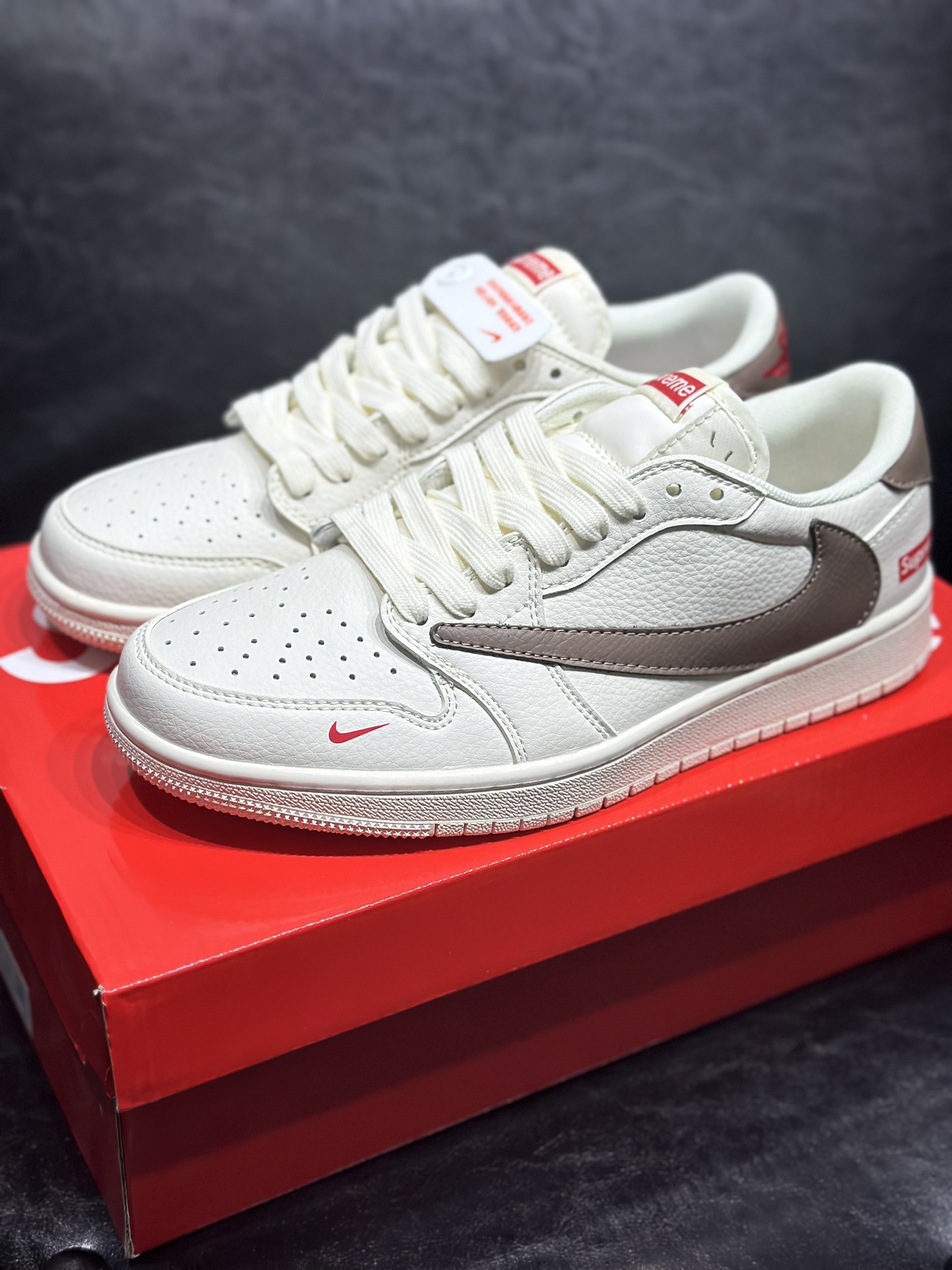 原单NIKE女鞋|高仿NIKE女鞋|精仿NIKE女鞋|一比一NIKE女鞋  Nike Dunk Low 防滑 低帮 海外倒钩定制联名 采用近几年比较流行的版型设计 外观时尚大气 鞋底采用耐磨的材质 穿上它 让您感觉到舒适的体验 尺码 36 36.5 37 38 38.5 39 40 40.5 41 42 42.5 43 44 44.5 45