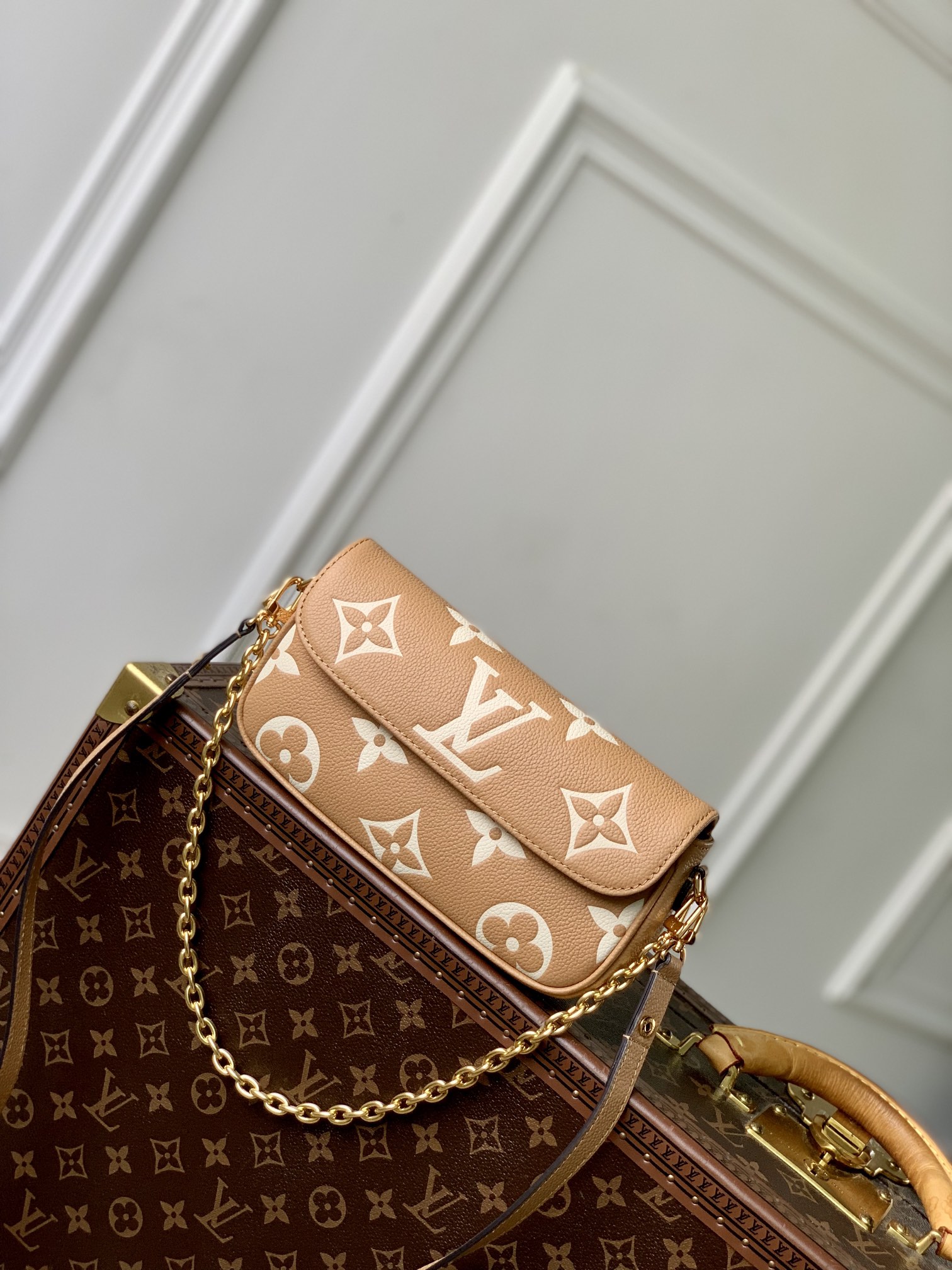 M12758棕本款手袋回溯 2000 年代的 Sac Recoleta 手袋 以 Monogram Empreinte 皮革成就充裕构型 可轻松收纳日常所需 可调节肩带和金属链条均可拆卸 彰显品牌精湛匠艺的同时提供多种背携方式 23.5 x 12 x 4.3 厘米 长度 x 高 x 宽 