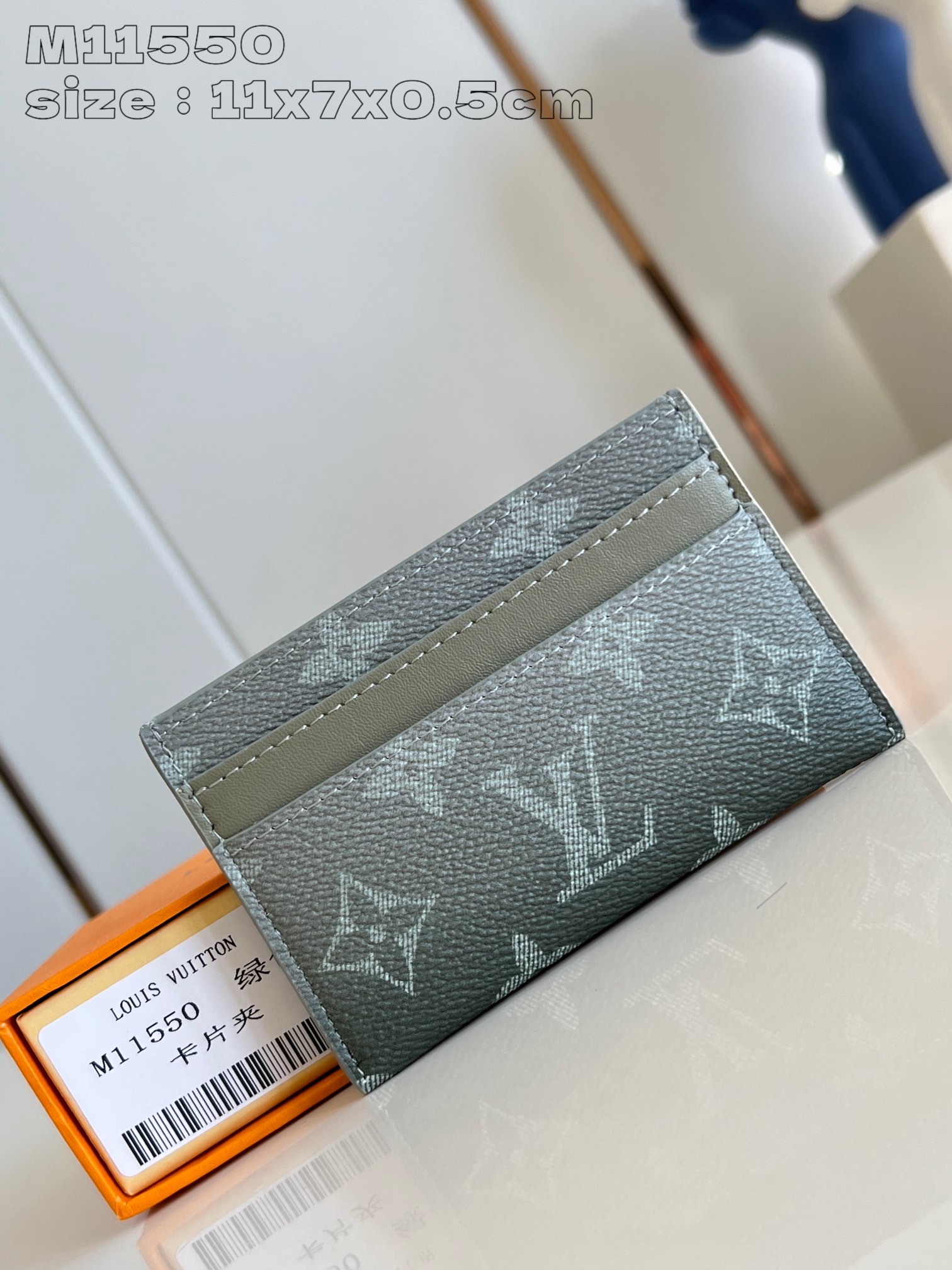 原单LV钱包|高仿LV钱包|精仿LV钱包|一比一LV钱包 独家实拍 M11550绿  Monogram 帆布制卡片夹 设计简约而时髦 可轻易放入衣服口袋  设有三个夹层 可供放置信用卡 乘车卡或名片等 11 x 7 x 0.5 厘米  长度 x 高 x 宽  