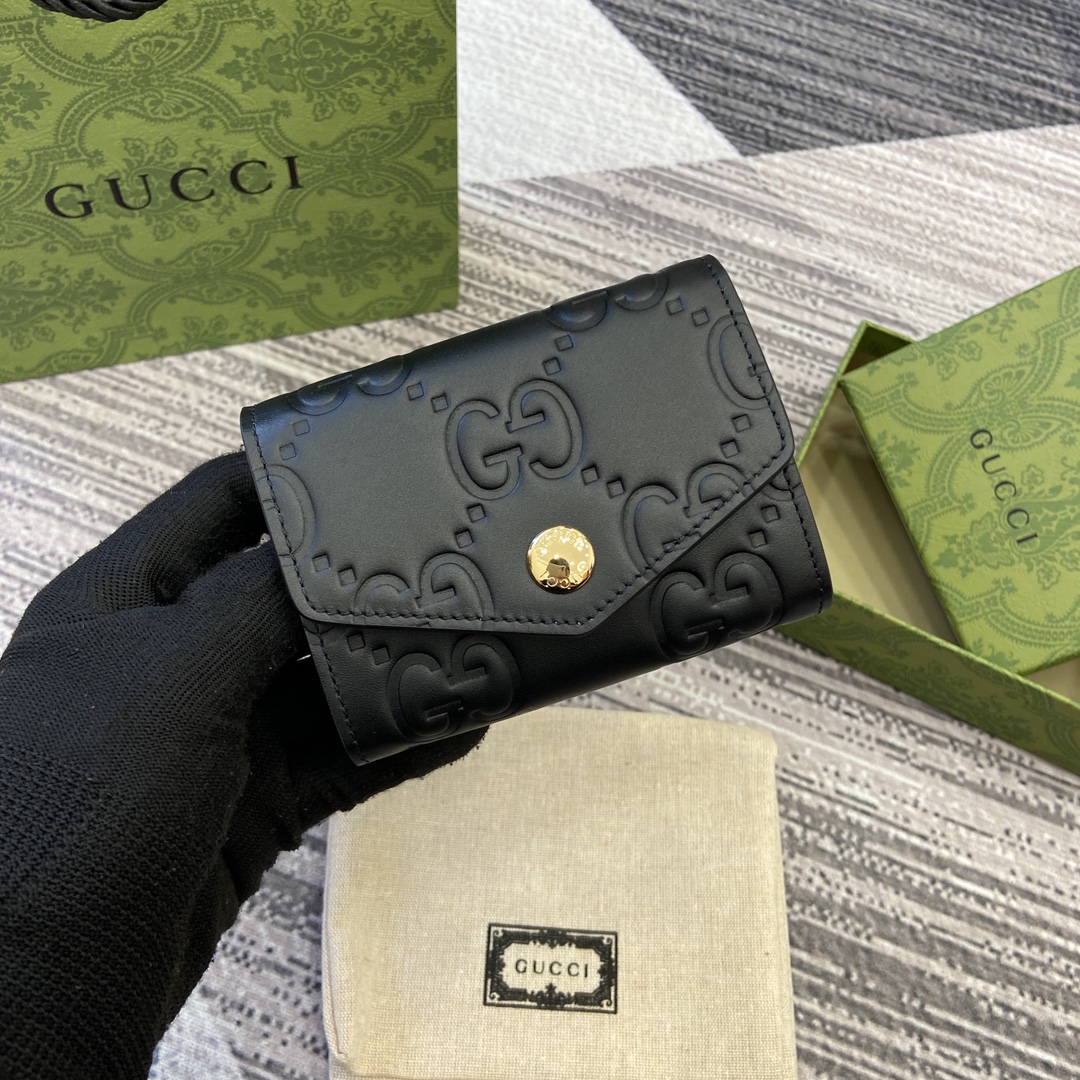  新款 Gucci  新品 富有纹理感和光泽感的经典GG图案为这款雅致的黑色短款卡包 注入别样风采 黑色GG牛皮  古金色调金属纽扣型号 772792 尺寸 11 长 x 7.5 宽 颜色 黑色 全皮 