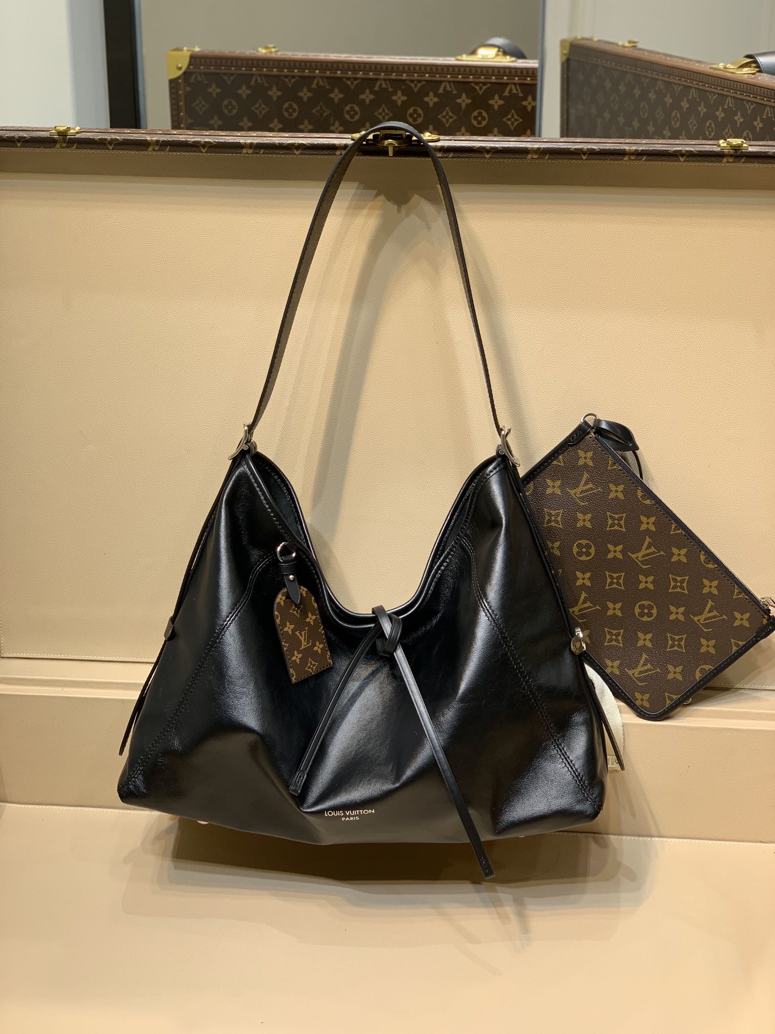 本款 M25143  CarryAll Dark 中号手袋以柔软羊皮革塑造时尚慵懒廓形 为 2024 春夏秀场造型增添瞩目姿彩 抛光金属件与触感良好的微皱纹理互为映衬 充裕空间可容纳多样日常用品 成就出行良伴 39 x 30 x 15 厘米  长度 x 高 x 宽 羊皮革牛皮革饰边微纤维内衬金属件拉链内袋可拆卸拉链内袋肩带 可拆卸 可调节包带半长 32.0 厘米包带半长可调至 56.0 厘米手柄 单手柄 可拆卸