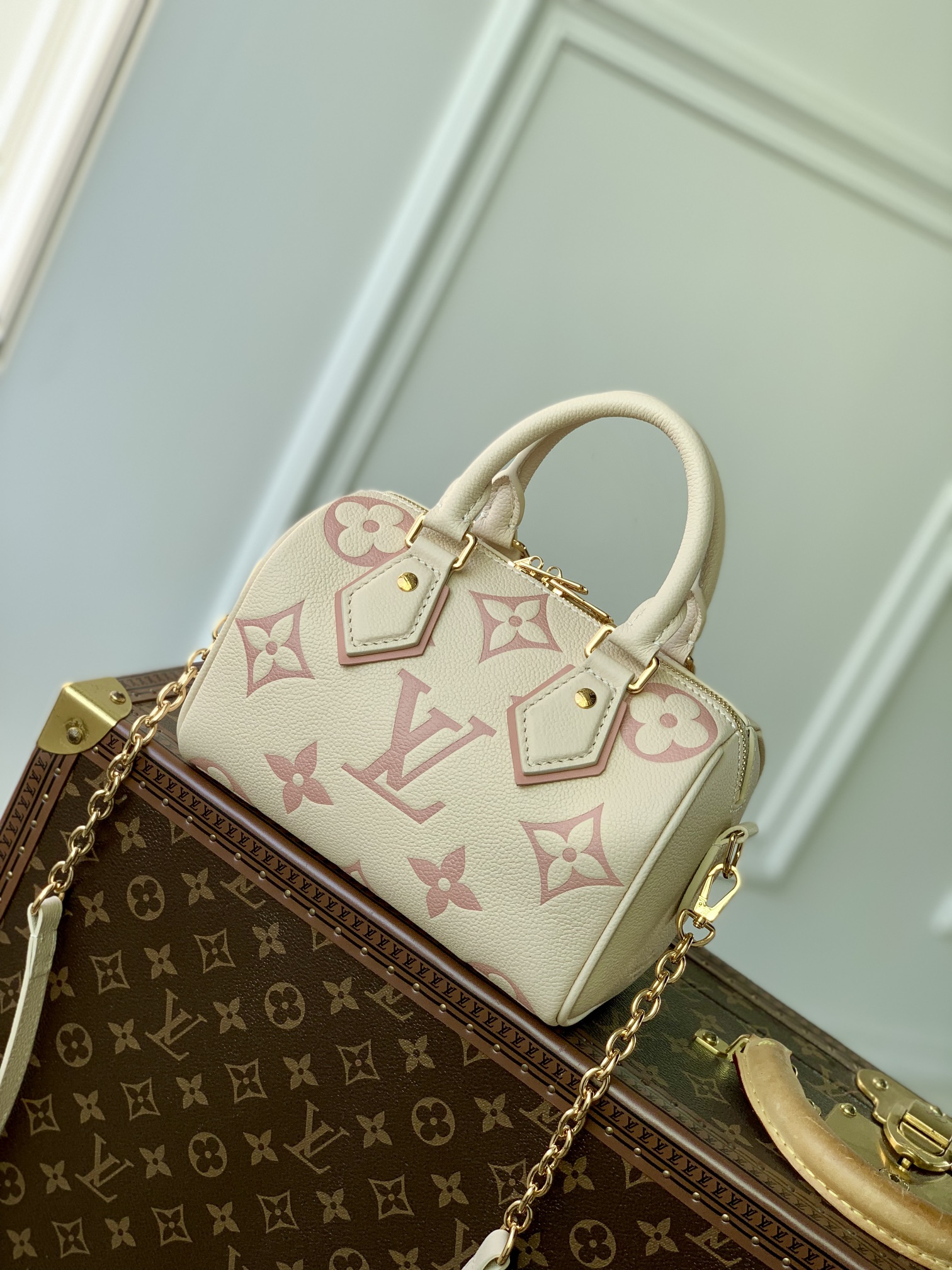 M46397杏色丝印本款 Speedy Bandoulière 20 手袋选用 Monogram Empreinte 皮革 通过压印和印花工艺呈现 Monogram 图案 轧制皮革手柄 挂锁和圆润构型源自 1930 年推出的 Speedy 旅行袋设计 20.5 x 13.5 x 12.0 厘米  长 x 高 x 宽 