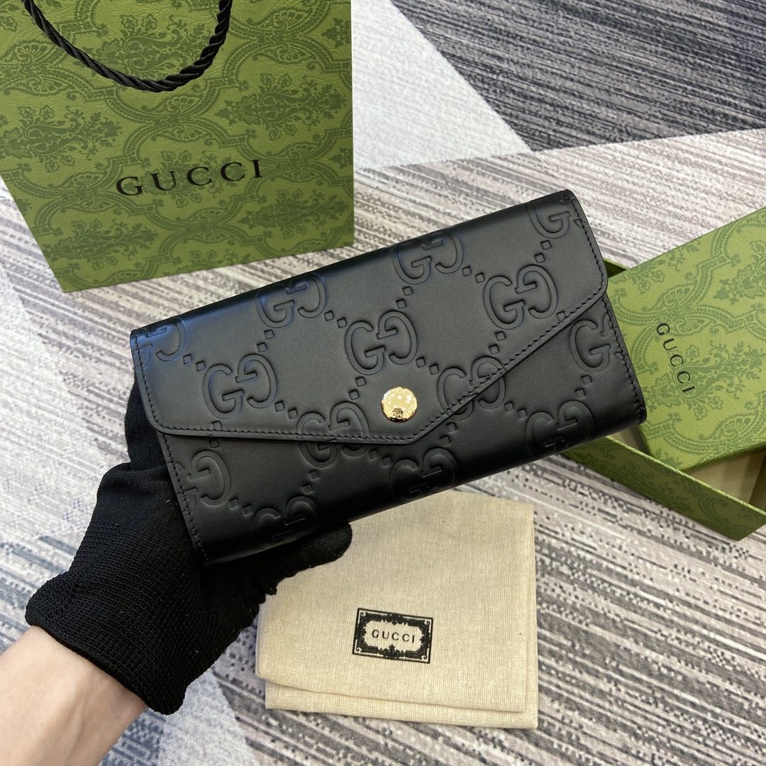 原单古奇钱包|高仿古奇钱包|精仿古奇钱包|一比一古奇钱包 新款 Gucci 富有纹理感和光泽感的经典GG图案为这款雅致的黑色长款钱包 注入别样风采 黑色GG牛皮  古金色调金属纽扣型号 772791 尺寸 19 长 x 10 宽 x 3 厚 颜色 黑色 全皮 