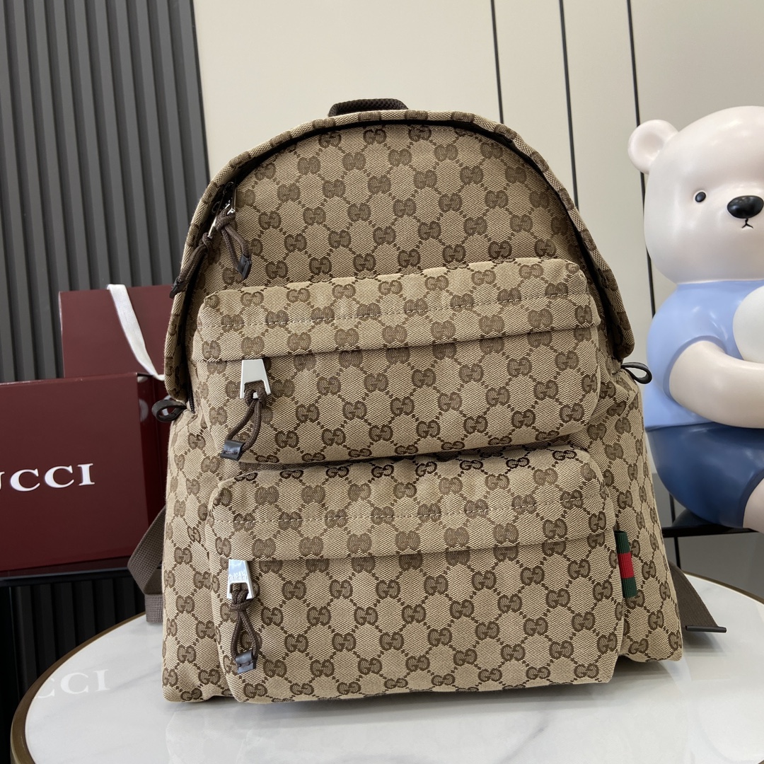  新品 饰Gucci标识中号背包作为2024秋冬男士秀场的一款力作 这款背包匠心融蕴时尚线条与运动风尚 这款背包选用米色和乌木色经典GG帆布材质 匠心缀饰采用高频压印技术打造的Gucci浮雕标识 低调内敛之余尽显精致 其他经典细节还包括拉链外袋上的红绿织带细节 米色和乌木色经典GG帆布银色调配件织带细节棕色尼龙衬里Gucci浮雕标识 以高频压印技术打造外部 两个拉链前袋内部 一个带衬垫的笔记本电脑隔层和一个拉链袋提手高 8厘米重量 约1.23千克型号 800265 尺寸 40 长 x 36.5 宽 x 23厘米 厚 颜色 杏色啡布 原厂皮 意大利创作