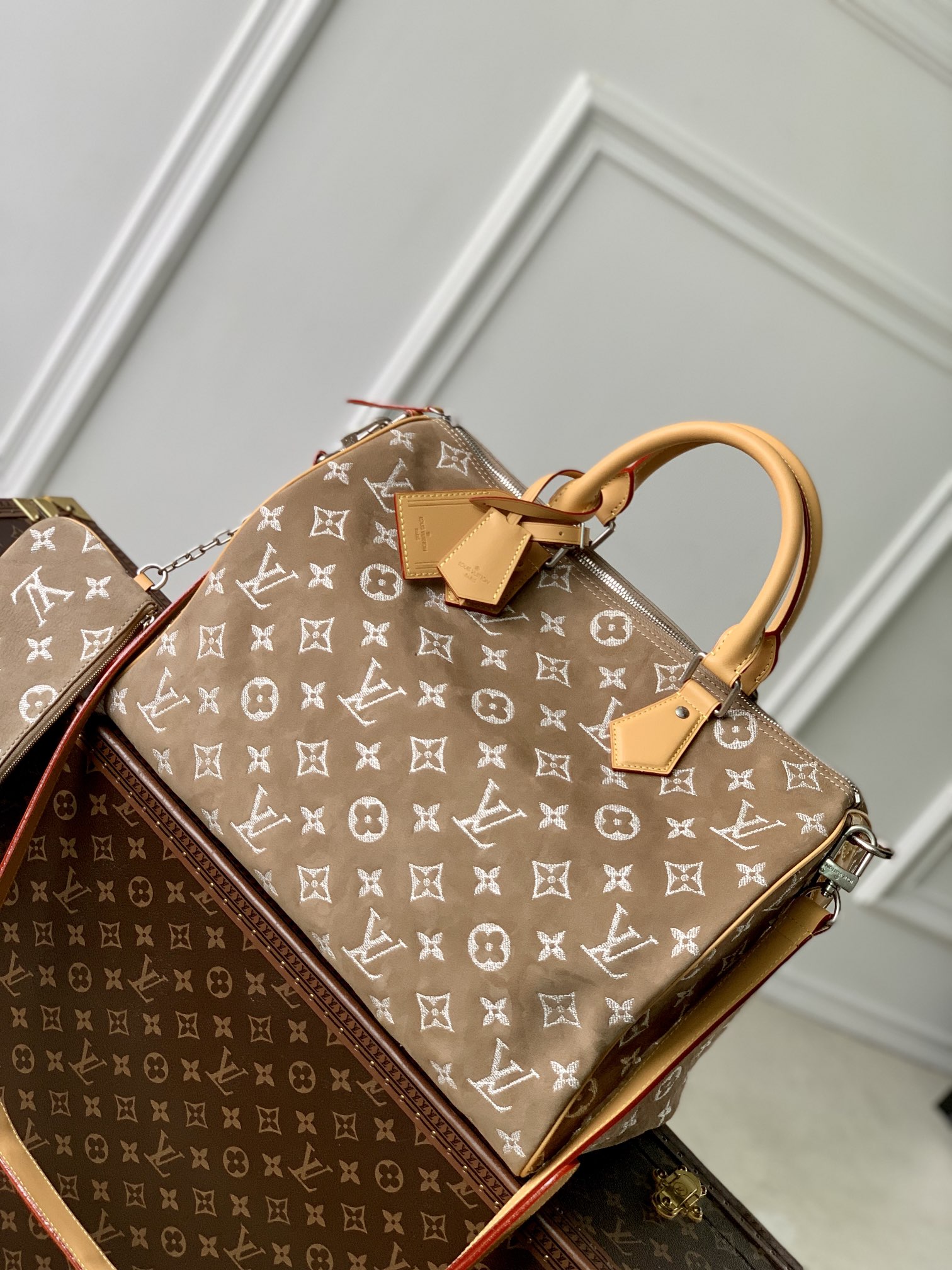 M24430杏色 磨砂皮 本款Speedy P9 Bandoulière 40 Monogram Leather手袋为柔软粒面牛皮革包裹羊皮革内衬 以丝印Monogram 图案呈现帆布印花的迷离观感 道出创意总监Pharrell Williams的新季巧思 尺寸 40 x 26 x23厘米 长度x高x宽 