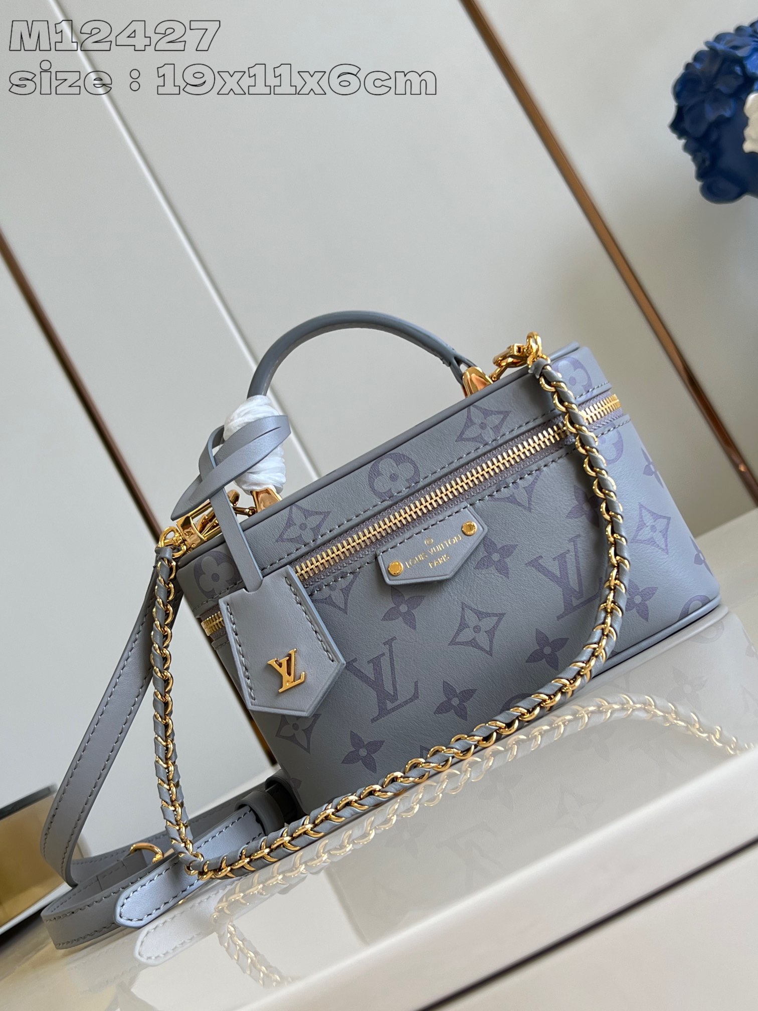  独家实拍 M12427深灰  本款 Vanity Chain Pouch 手袋向经典 Nice 化妆包汲取灵感 以 Monogram 图案展现 2024 秋冬秀场的创意巧思 搭配光滑皮革手柄 LV 铭纹挂锁 皮革钥匙包和编织链条共同完善考究细节 19 x 11.5 x 6.5 厘米 长度 x 高 x 宽  