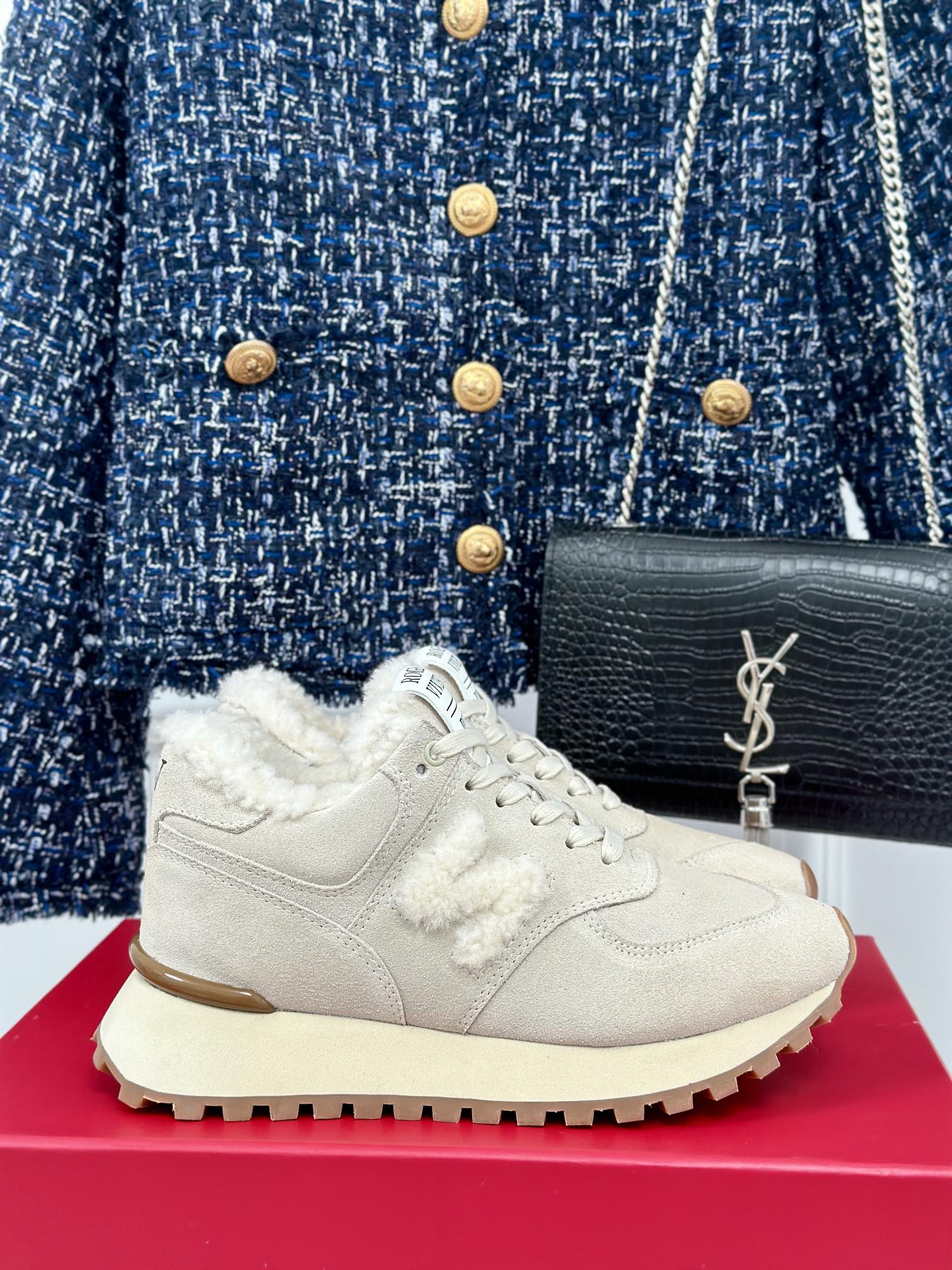 原单ROGER女鞋|高仿ROGER女鞋|精仿ROGER女鞋|一比一ROGER女鞋Roger vivier x NewBalance联名合作款厚底羊毛休闲运动鞋万年经典的设计 设计简洁大方这么好看的羊毛鞋没人不爱对小个子友好的运动鞋 哈哈 不得不说它真的也太美了吧 面料采用原版定制猪巴革内里是绵羊毛柔软舒适保暖舒适原版开模定制防滑大底size 35-39