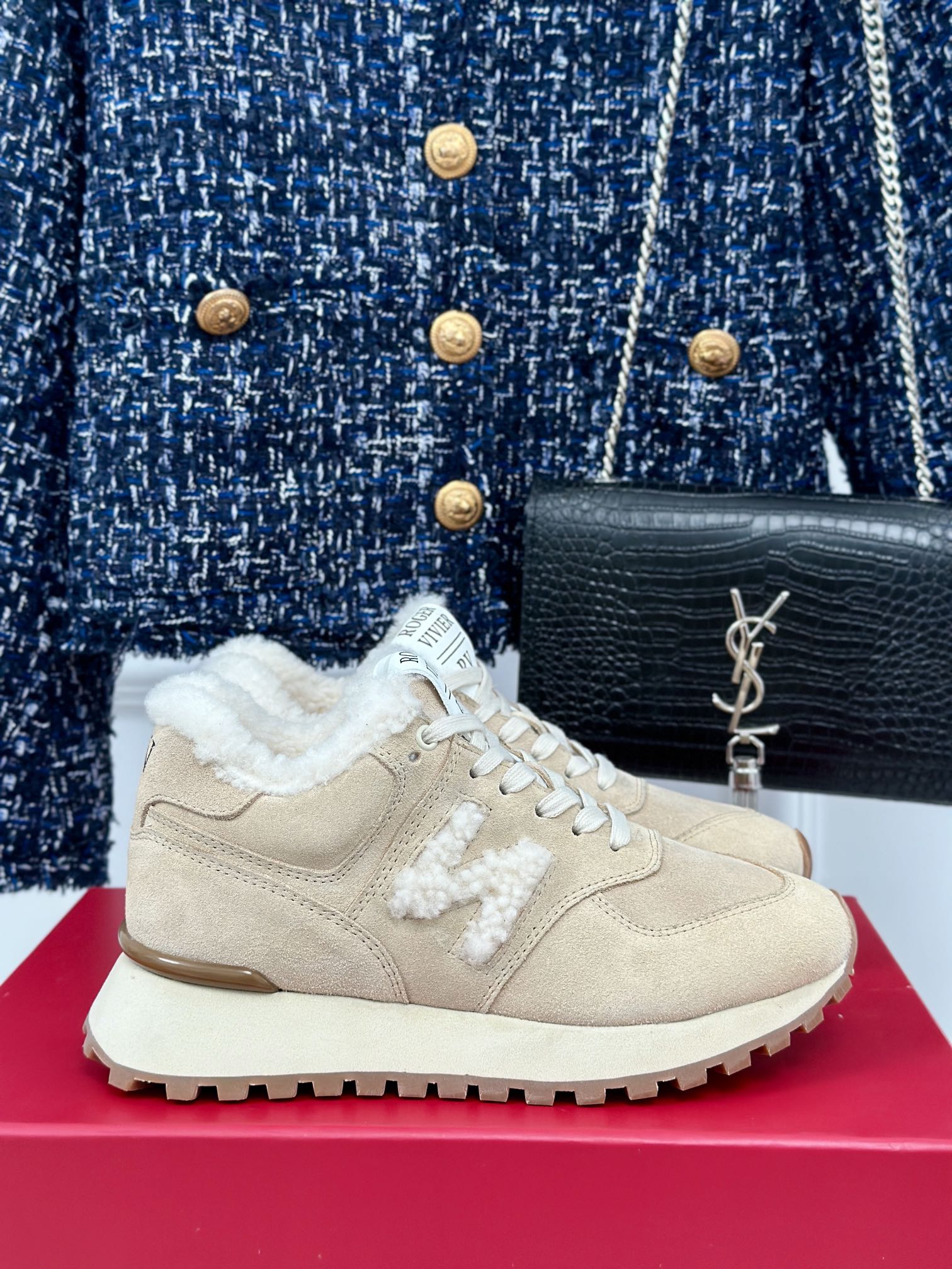 原单ROGER女鞋|高仿ROGER女鞋|精仿ROGER女鞋|一比一ROGER女鞋Roger vivier x NewBalance联名合作款厚底羊毛休闲运动鞋万年经典的设计 设计简洁大方这么好看的羊毛鞋没人不爱对小个子友好的运动鞋 哈哈 不得不说它真的也太美了吧 面料采用原版定制猪巴革内里是绵羊毛柔软舒适保暖舒适原版开模定制防滑大底size 35-39