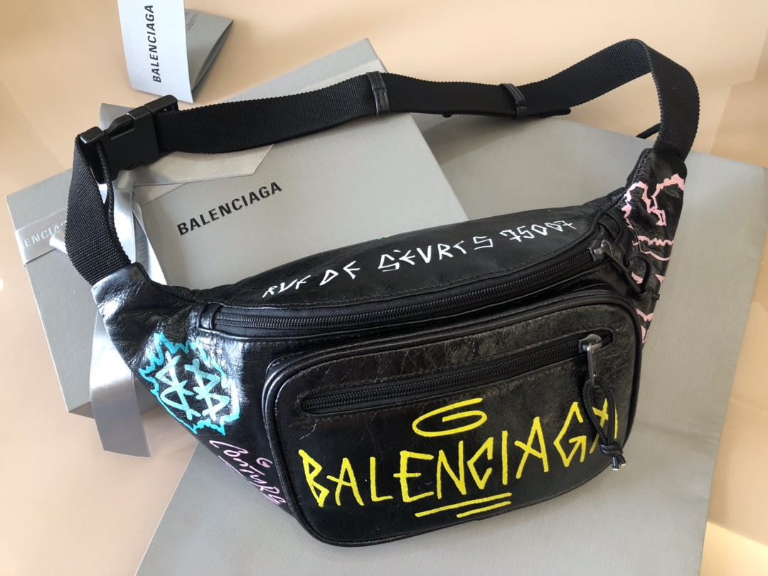 Balenciag 巴黎世家 斜挎胸包 采用进口柔软小牛皮材质  正面拉链口袋 正面饰涂鸦撞色Balenciaga品牌标识 拉链隔层 可调节腰带 size37*8.5*17