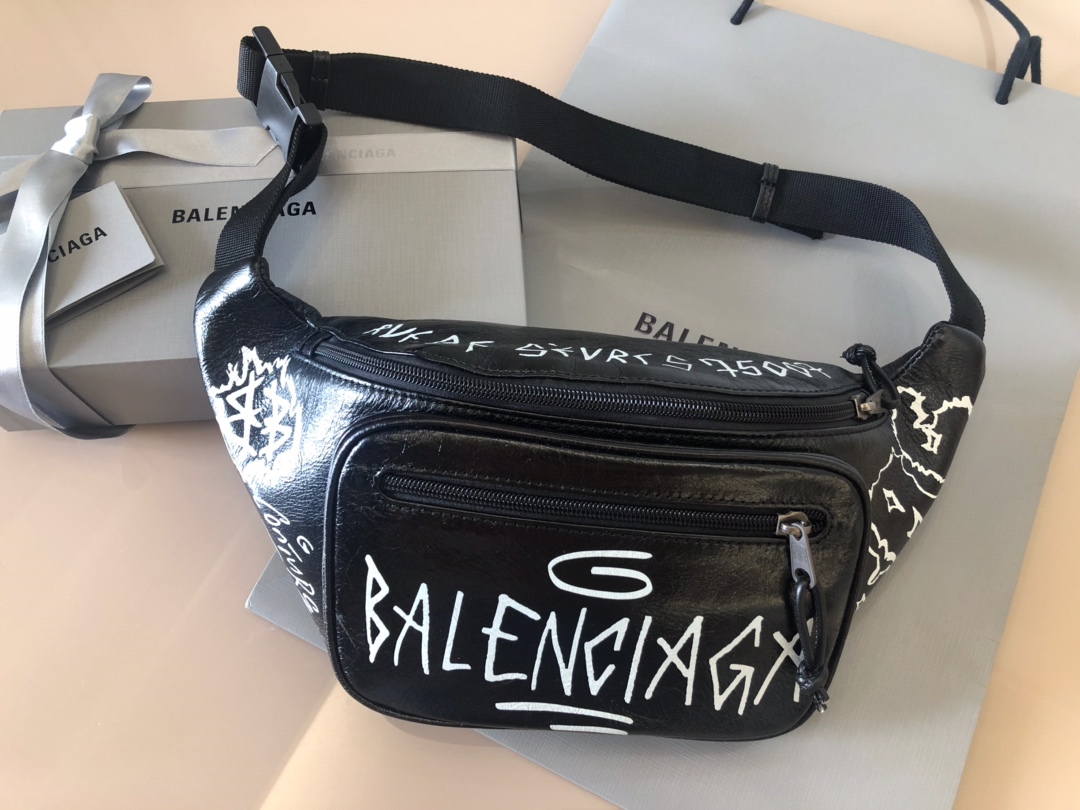 Balenciag 巴黎世家 斜挎胸包 采用进口柔软小牛皮材质  正面拉链口袋 正面饰涂鸦撞色Balenciaga品牌标识 拉链隔层 可调节腰带 size37*8.5*17