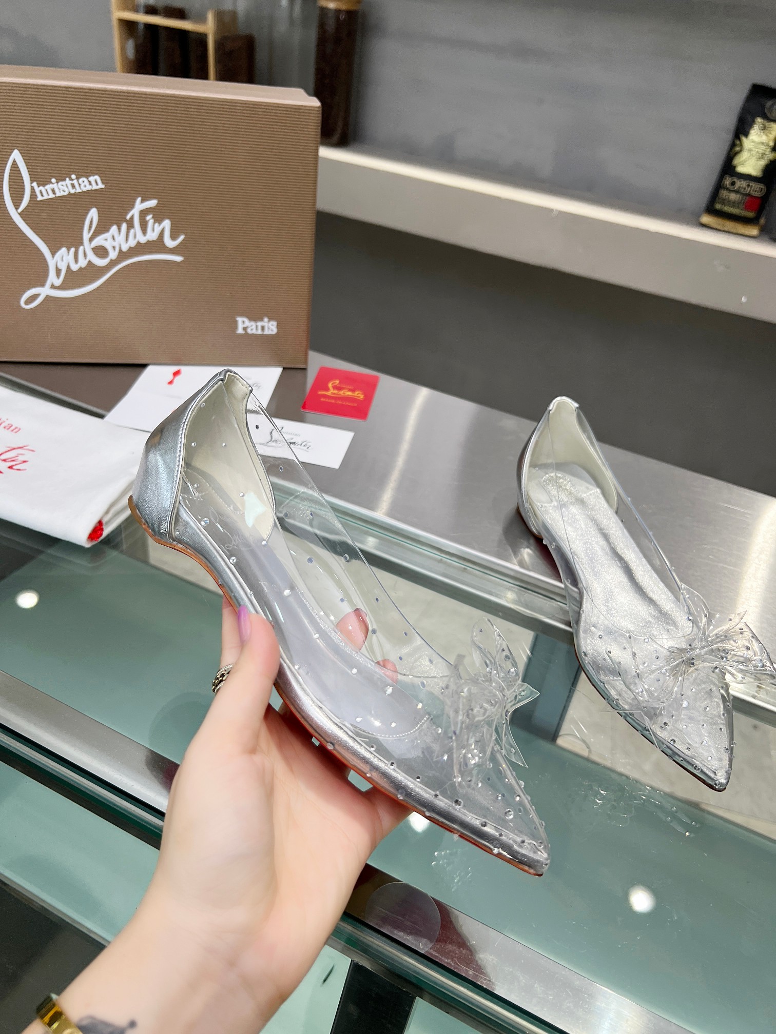 原单其他女鞋|高仿其他女鞋|精仿其他女鞋|一比一其他女鞋    ChristianLouboutin路铂廷 CL红底鞋  全球限量 来自拉斯维加斯的祝福 灵感来自拉斯维加斯的炫彩霓虹 手工制作 精致工艺 收藏级作品 绝对吸睛的存在 透明PVC烫各种水晶钻 精致的大蝴蝶花烫钻    非常精致 太美了太美了太美了 细高跟时装凉鞋 根本抵抗不了 性感女神  释放无敌女人味 艳丽红底 就像女王登顶时踩着的红毯 分分钟气场全开 不论情场还是职场 一红到底 格外的引人入胜 女人味十足 适合各种聚会   不败的经典全原版一比一开模定制 面料 原版材料PVC 内里 进口柔软绵羊皮内里垫脚 大底 原版一致真皮底 跟高 平底内增高3cm 8.5cm 10.5cm Color 粉色 银色 Size  35-39 40 41 42 43定做不退换 标准码 包装 配布袋 卡片