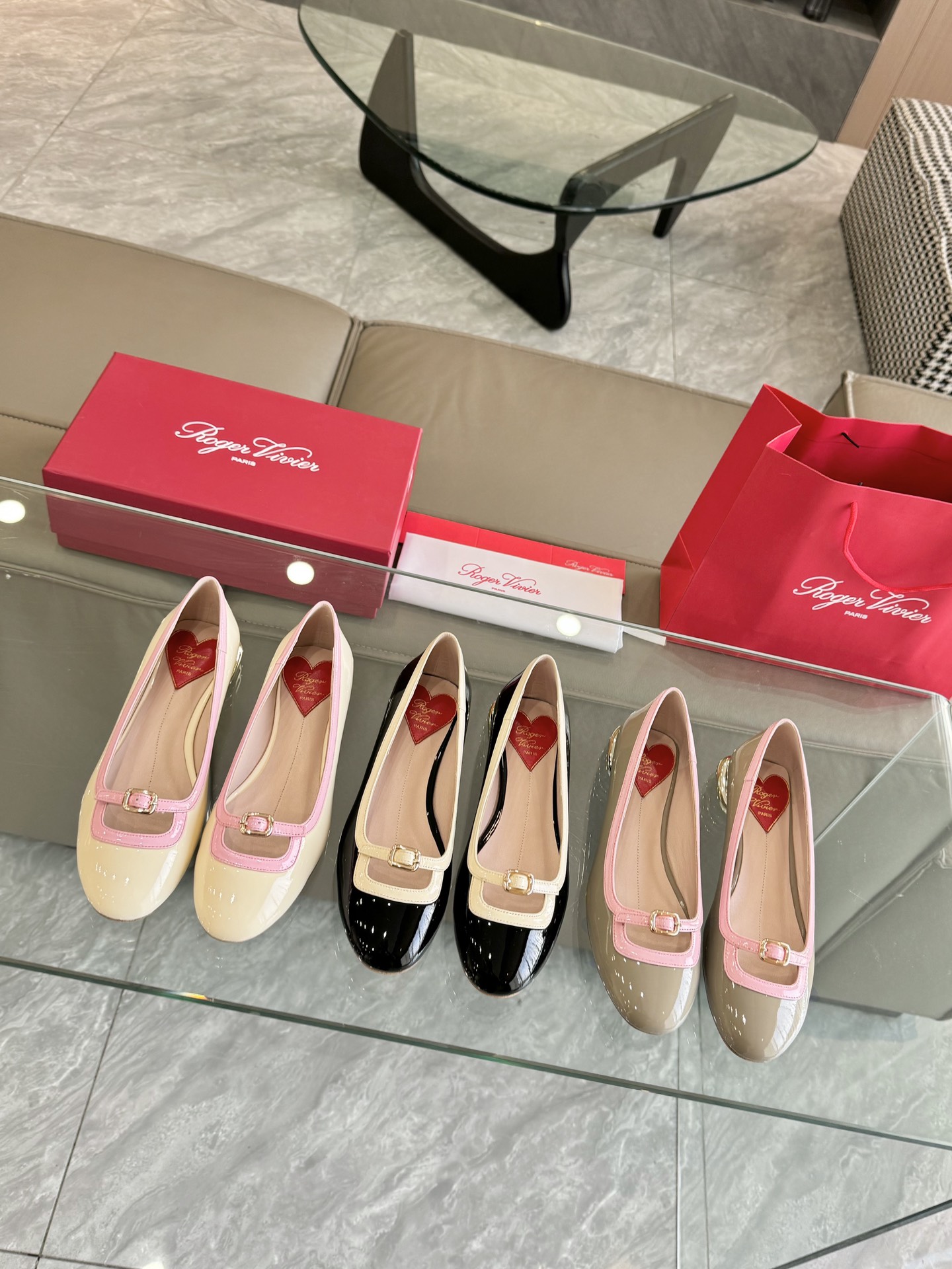 原单ROGER女鞋|高仿ROGER女鞋|精仿ROGER女鞋|一比一ROGER女鞋    新款上新.RogerVivier 罗杰维维亚女士圆头平底鞋.  法式镂空拼色漆皮玛丽珍鞋. 面料进口软牛柒皮.   内𥚃头层羊皮内𥚃. 电镀跟. 跟高2cm.35-40码.