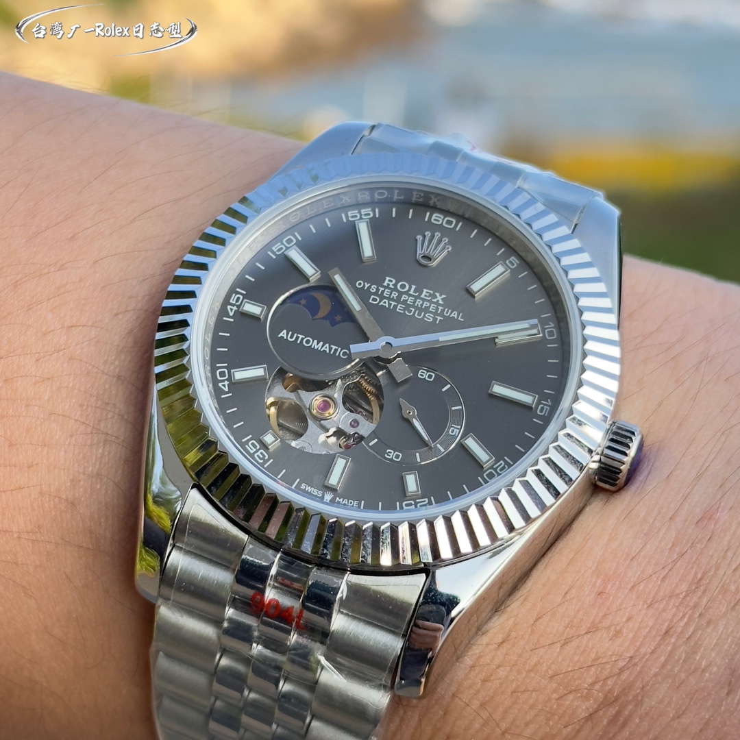 本品均已严格经过防水压力测试 防水可达120米 劳力士ROLEX.  日志系列  采用简洁的2针半布局 9点位置巧妙设计为一枚月牙型的日月星辰 台湾厂J5出品 日月星辰系列 搭载定制版原装进口8219机芯 0返修0售后  9位24小时 真月相显示 3位日历显示  4.5位则是小秒设计  双卜蓝宝石玻璃镜面 表径40X10m 5度防水     