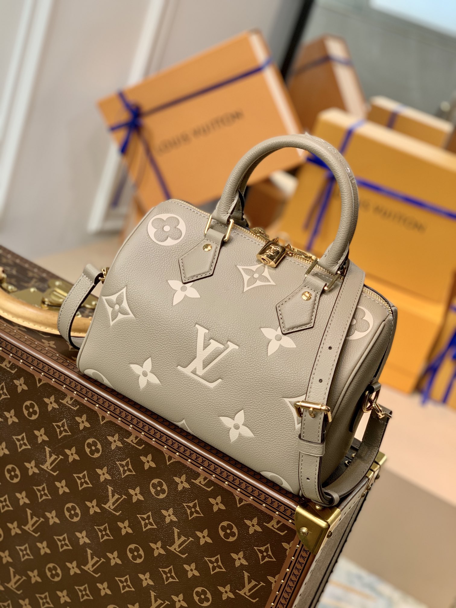  M58947灰色Speedy Bandoulière 25 手袋于 2021 秋季 Wild at Heart 胶囊系列瞩目再现 为 Monogram Empreinte 皮革压印超大 LV 字母 可拆卸肩带增添斜挎选择 尺寸 25.0 x 19.0 x 15.0 厘米  长 x 高 x 宽  