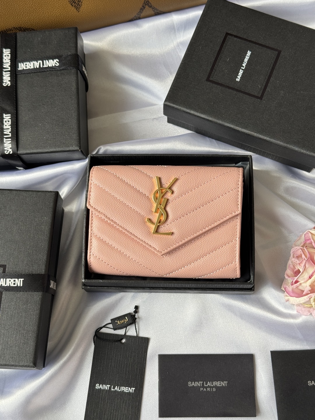  SAINT LAURENT -ysl两折短夹钱包 卡包 正版开发 进口小牛皮压牛皮鱼子酱 采用进口牛皮配独制五金   内里四个卡位原单品质 颜色如图  零钱包 型号 414404 尺寸 13*9*3CM