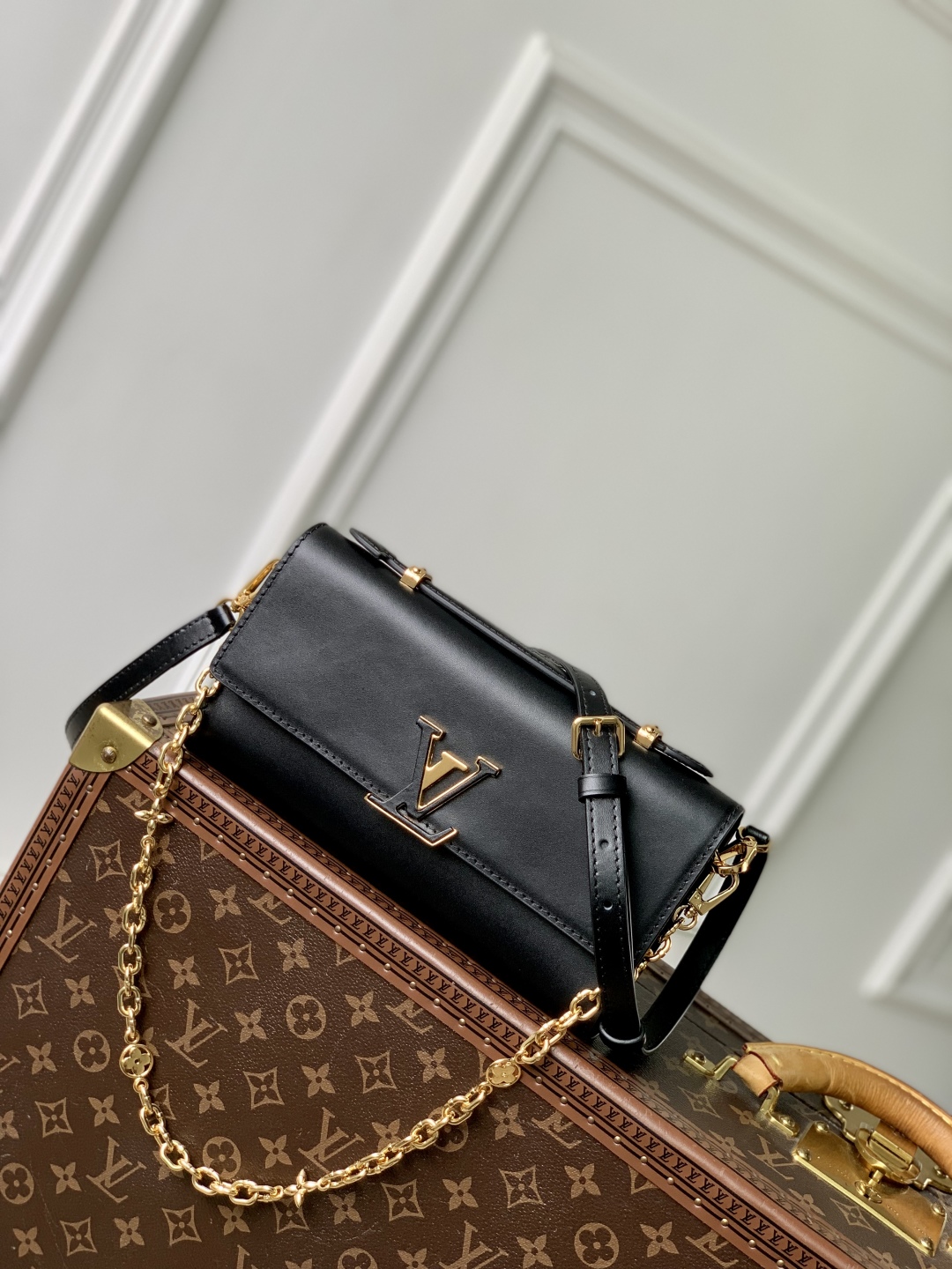 M12143黑Wallet On Chain Capucines 手袋融合精湛匠艺与优雅格调 为柔滑皮革点缀经典 LV 字母 搭配可拆卸金属链条和皮革肩带 可实现手提 肩背和斜挎 齐整内层拥有 Monogram 花卉磁扣 贴袋和卡片夹层 12 x 4 x 23 厘米 高 x 宽 x 长度 