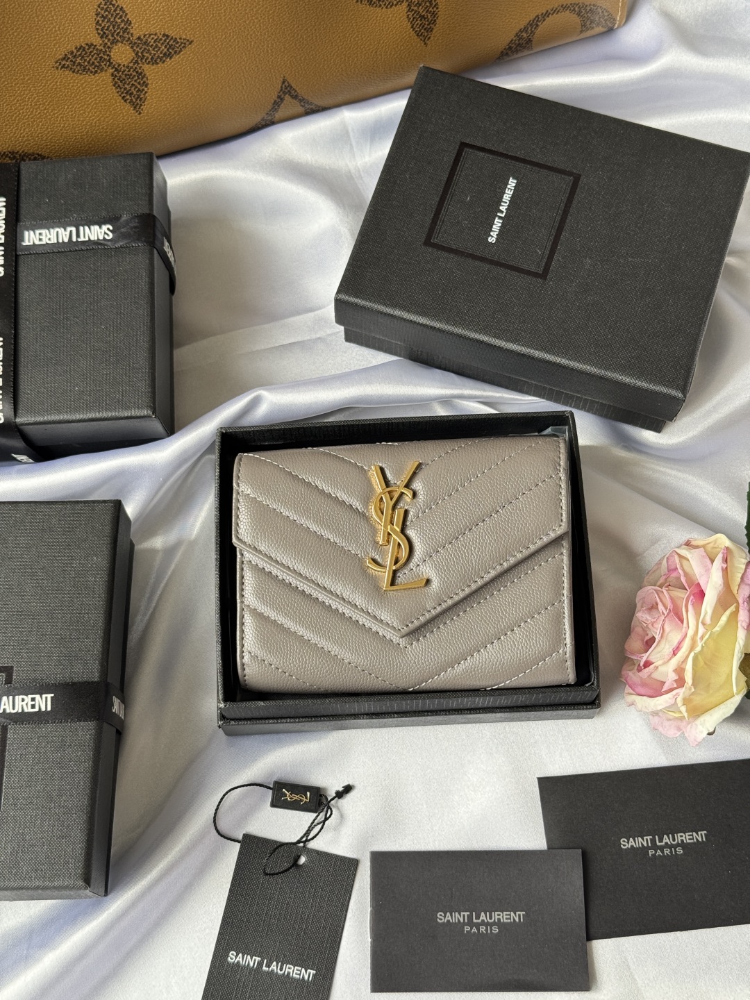  SAINT LAURENT -ysl两折短夹钱包 卡包 正版开发 进口小牛皮压牛皮鱼子酱 采用进口牛皮配独制五金   内里四个卡位原单品质 颜色如图  零钱包 型号 414404 尺寸 13*9*3CM