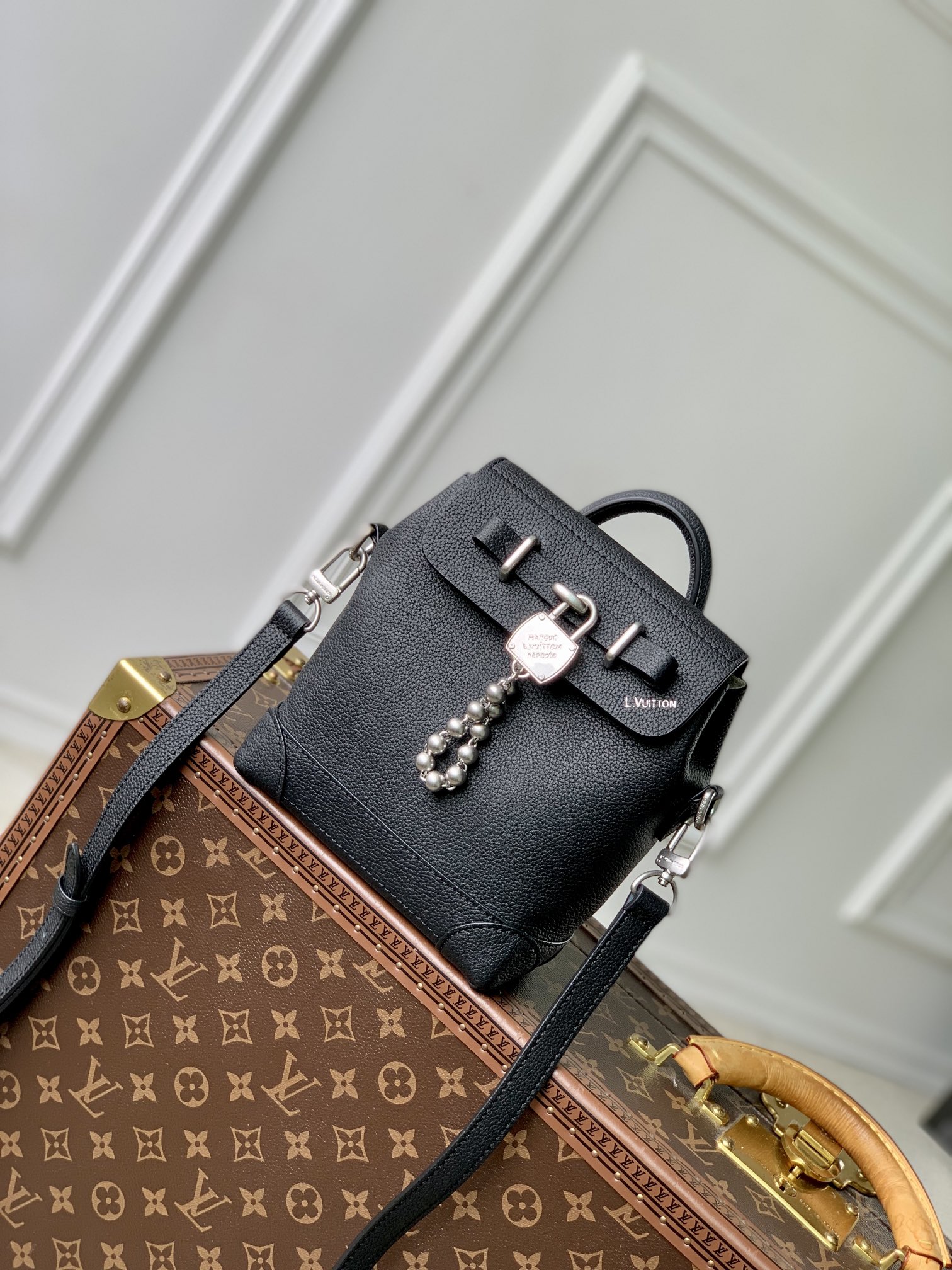 M11637Pharrell Williams 采用 LV Colorado 粒面牛皮革打造 Steamer 15 手袋 以紧凑构型实现便捷随行 正面锁扣镂刻 Louis Vuitton Marque Déposée 标识 与珠链设计相得益彰 系上可调节皮革肩带 肩背斜挎随心切换 16.5 x 20 x 8.5 厘米 长度 x 高 x 宽 