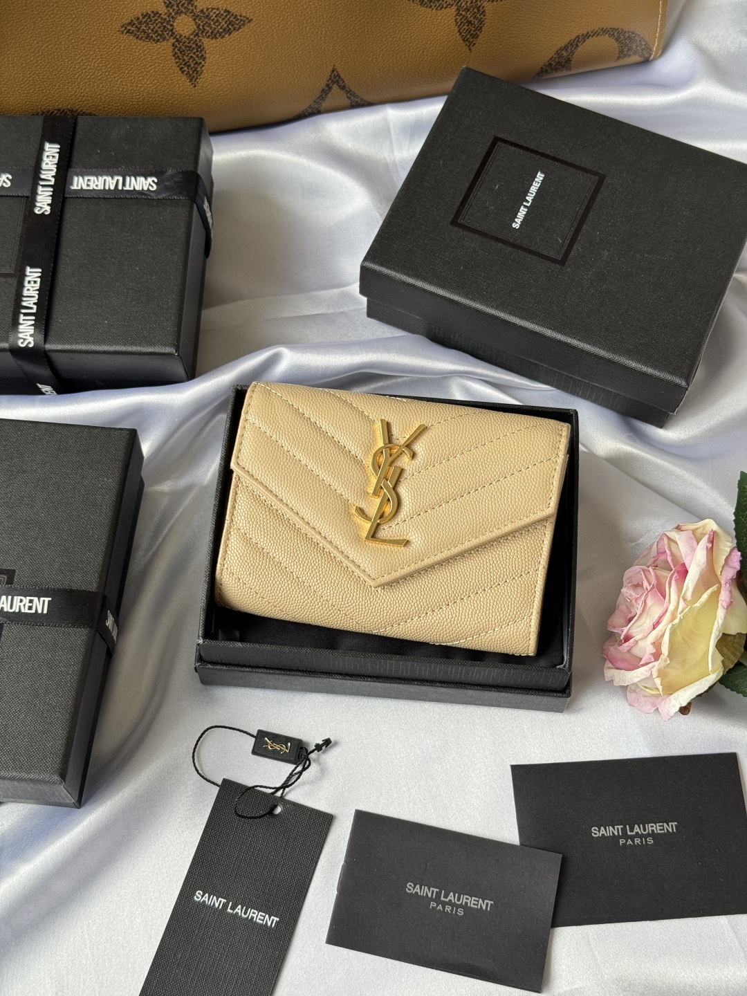  SAINT LAURENT -ysl两折短夹钱包 卡包 正版开发 进口小牛皮压牛皮鱼子酱 采用进口牛皮配独制五金   内里四个卡位原单品质 颜色如图  零钱包 型号 414404 尺寸 13*9*3CM