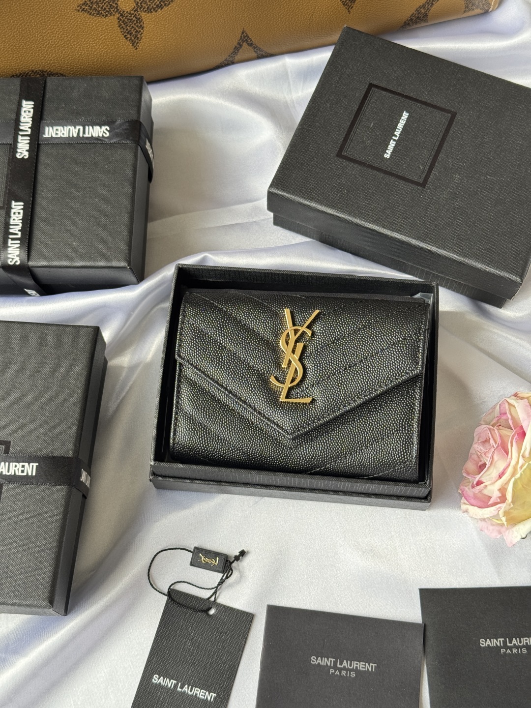 SAINT LAURENT -ysl两折短夹钱包 卡包 正版开发 进口小牛皮压牛皮鱼子酱 采用进口牛皮配独制五金   内里四个卡位原单品质 颜色如图  零钱包 型号 414404 尺寸 13*9*3CM