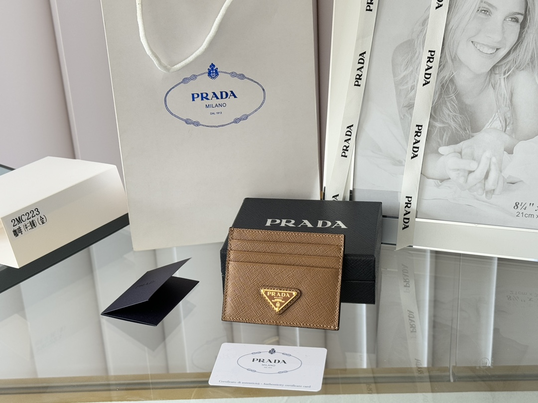 Prada 经典款男士卡 片夹专柜官网 同 步 正 品开 发 编号 2MC223 意大 利 顶 级原单 十 字纹牛 皮质 感极 好 进 口 螺纹里 布 进 口环 保油边  进口 钢 五金 配件 走线 做 工精湛 完美 品 质媲 美正 品  这 款 Saffiano皮革 卡片夹 以 标志 性 的 涂珐 琅 金属 贴花装 饰  开启 奇思 妙想 的 时尚之 旅 饰 有一枚 同色 刻 字徽 标 彰显 匠心 品质      尺 寸 长 10cm高 8cm