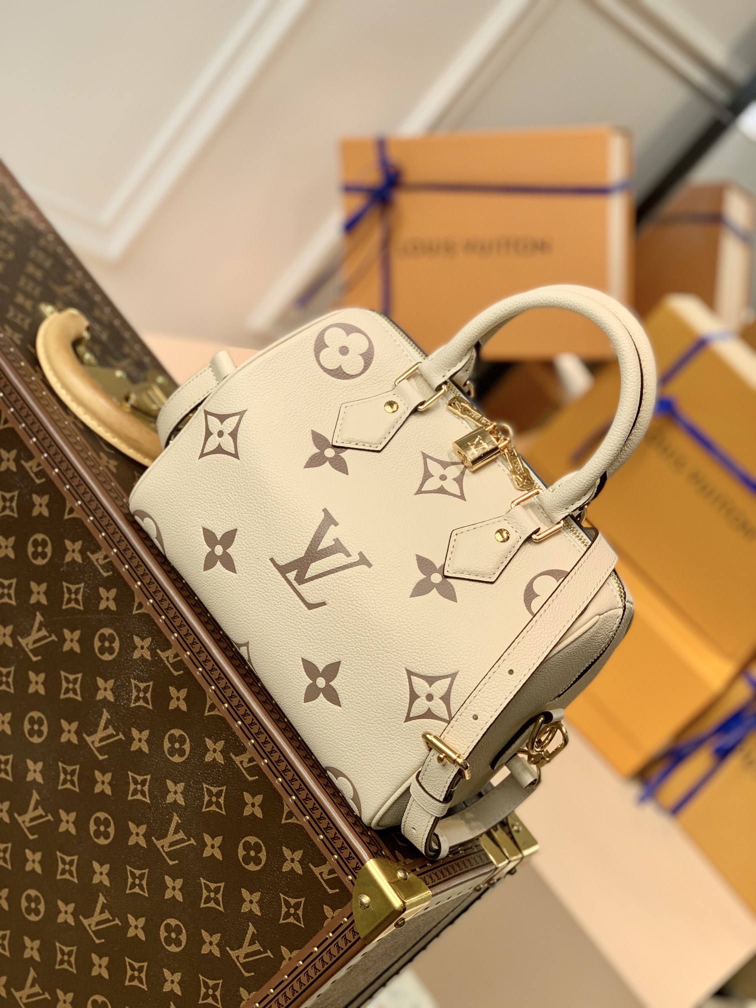  M58947白色Speedy Bandoulière 25 手袋于 2021 秋季 Wild at Heart 胶囊系列瞩目再现 为 Monogram Empreinte 皮革压印超大 LV 字母 可拆卸肩带增添斜挎选择 尺寸 25.0 x 19.0 x 15.0 厘米  长 x 高 x 宽  