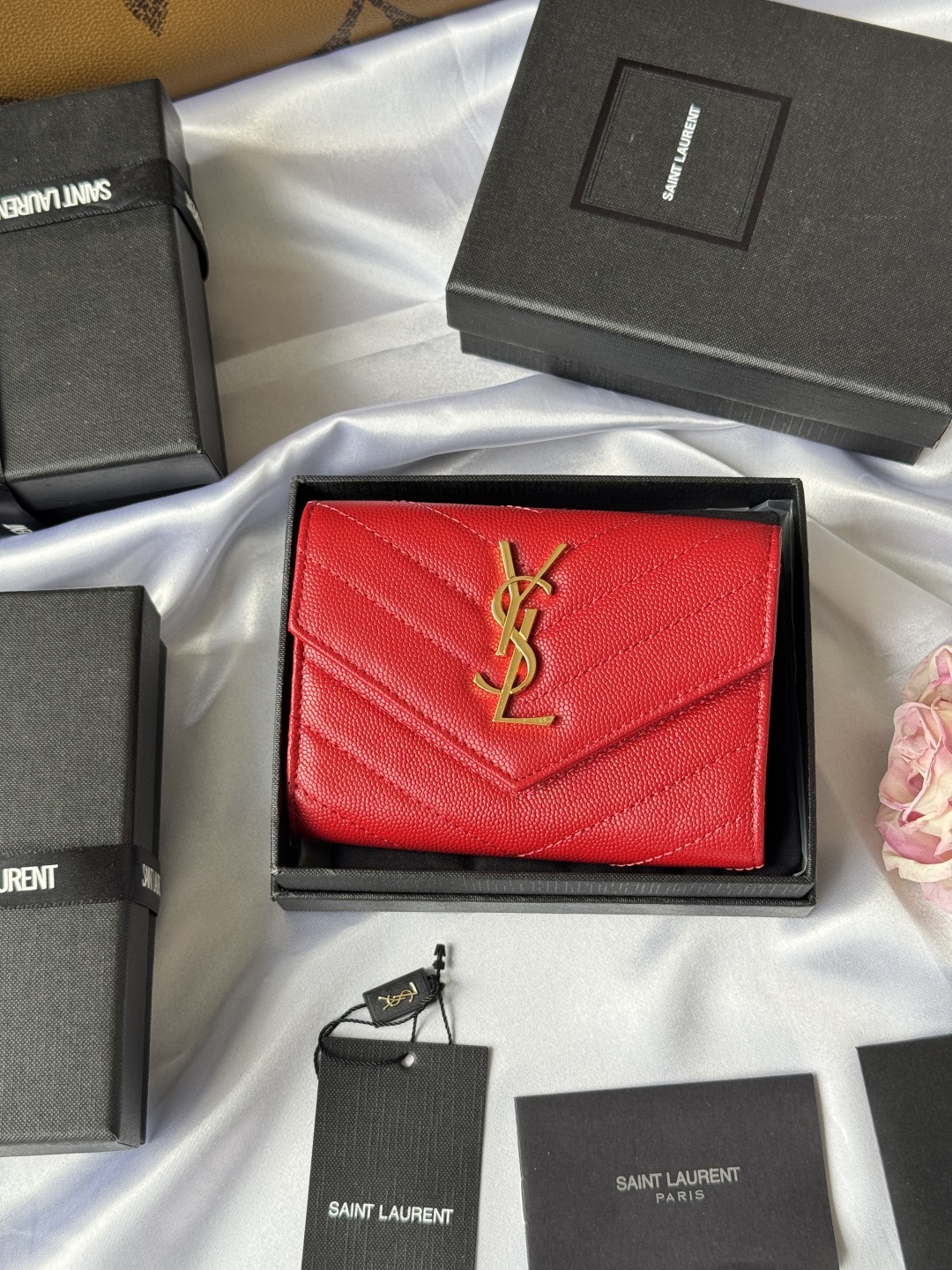  SAINT LAURENT -ysl两折短夹钱包 卡包 正版开发 进口小牛皮压牛皮鱼子酱 采用进口牛皮配独制五金   内里四个卡位原单品质 颜色如图  零钱包 型号 414404 尺寸 13*9*3CM