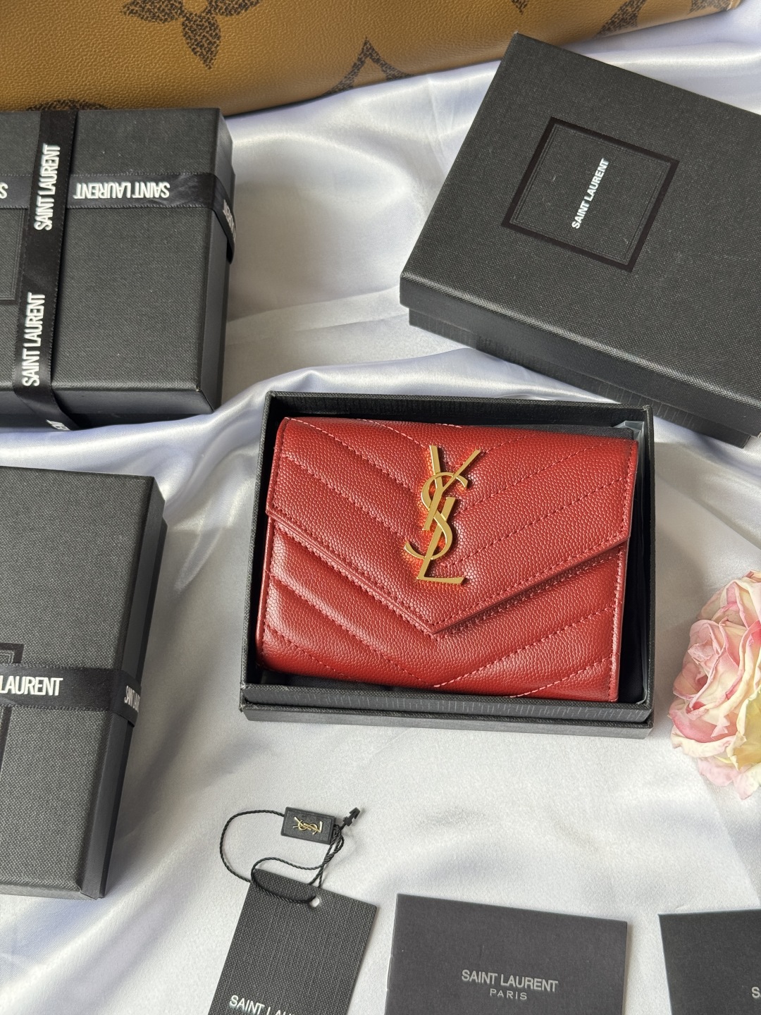  SAINT LAURENT -ysl两折短夹钱包 卡包 正版开发 进口小牛皮压牛皮鱼子酱 采用进口牛皮配独制五金   内里四个卡位原单品质 颜色如图  零钱包 型号 414404 尺寸 13*9*3CM