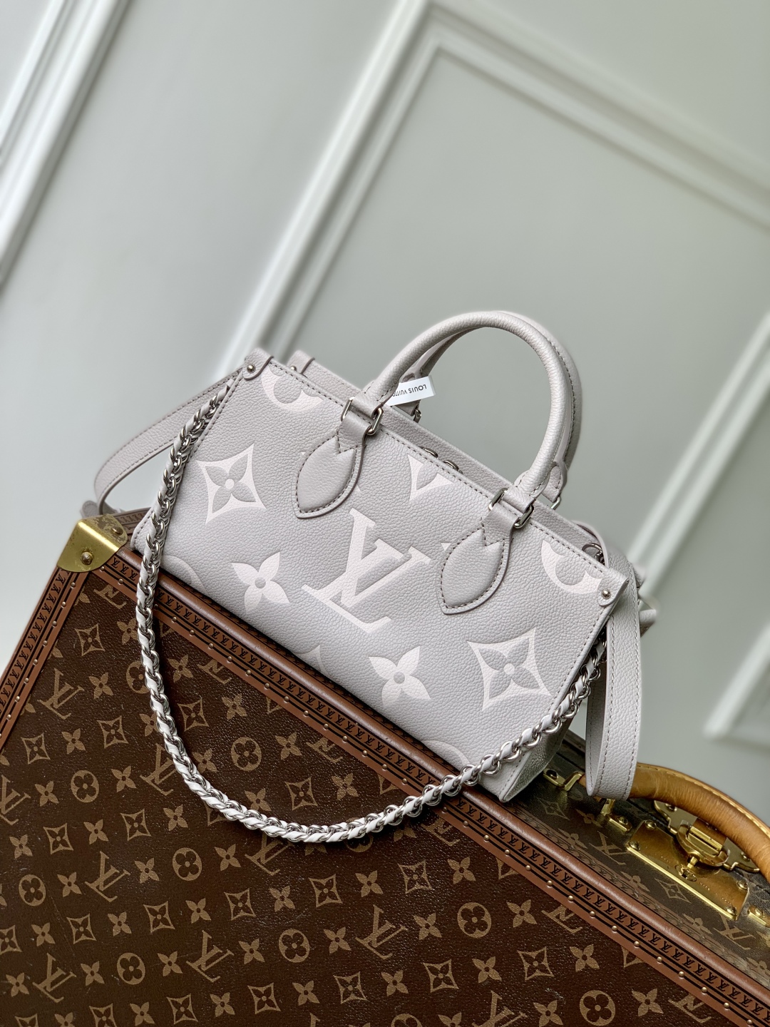  M14213香芋紫本款 OnTheGo East West 手袋出自 LV Milky Way 系列 为标志性 Monogram Empreinte 皮革渲染当季色彩 与亮泽金属件和可拆卸编织链条交相辉映 内外隔层可有序收纳日常所需 紧凑构型方便以多种方式背携 13 x 10 x 25 厘米 高 x 宽 x 长度 