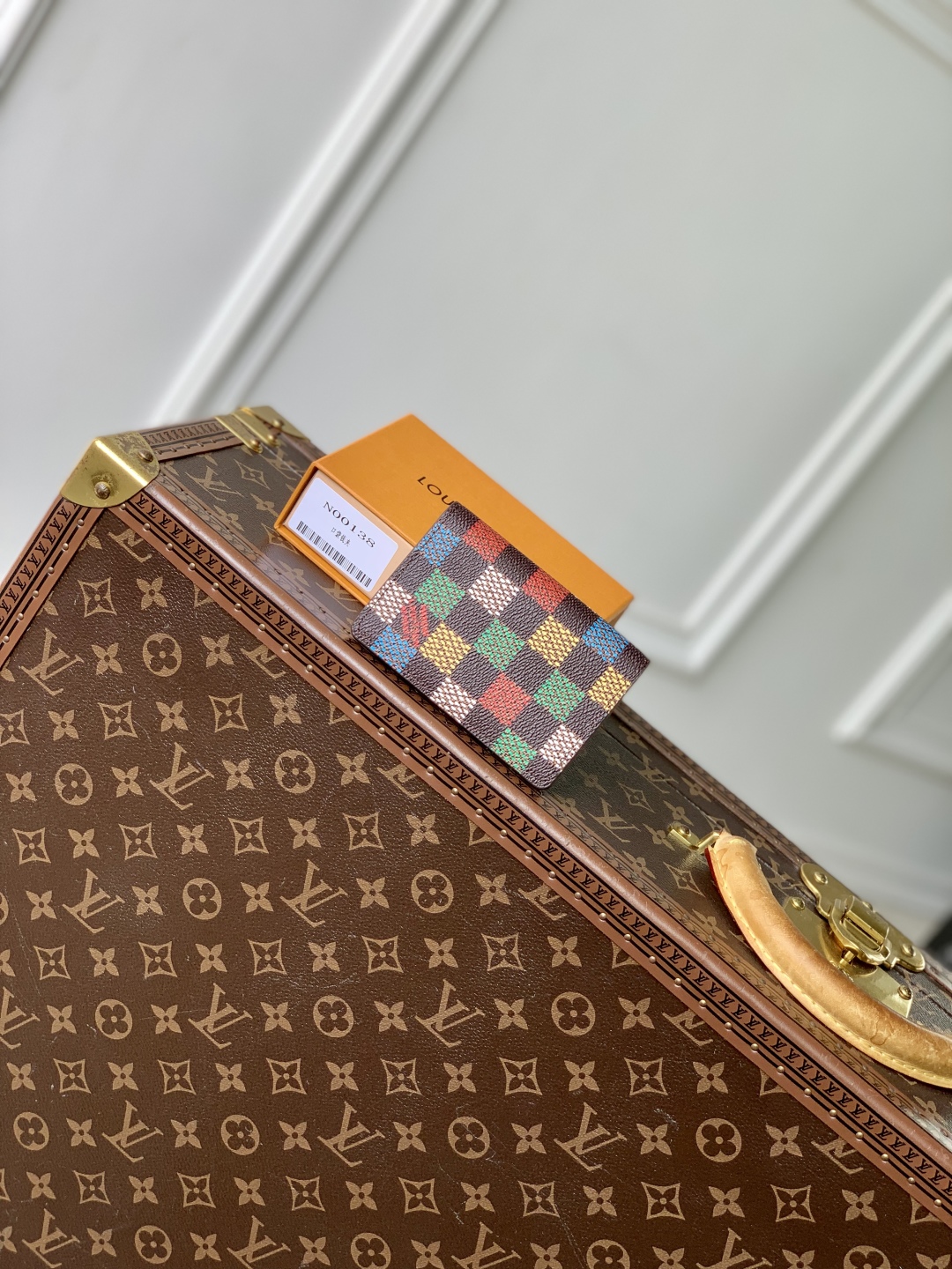  N00138这款钱夹以 LVers Damier 牛仔布制成 Pharrell Williams 创意采用大尺寸格纹 其中一个方格点缀  Marque Louis Vuitton Déposé  标识 牛仔布材质赋予这一短款钱夹以别样触感 而格纹图案的复古设计又呈现出传统格调 11.1 x 1 x 7.5 厘米 高 x 宽 x 长度 