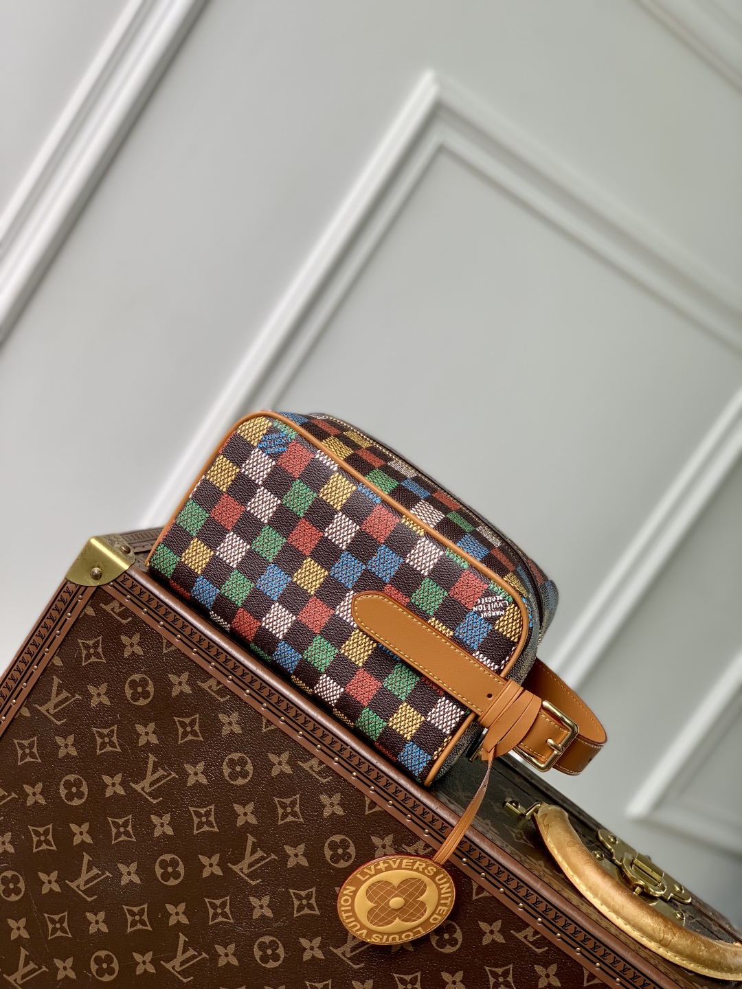  N00151LOCKER DOPP KIT 盥洗袋由 LVers Damier Ebene 帆布制成 彩色格纹仿佛绘制在 Damier Ebene 图案之上 手柄由牛皮革制成 袋体配有可拆卸的球形 LVERS UNITED 吊饰 搭配宽敞的拉链口和可洗涤的织物内衬 适合收纳洗护用品 13 x 12 x 23 厘米 高 x 宽 x 长度 