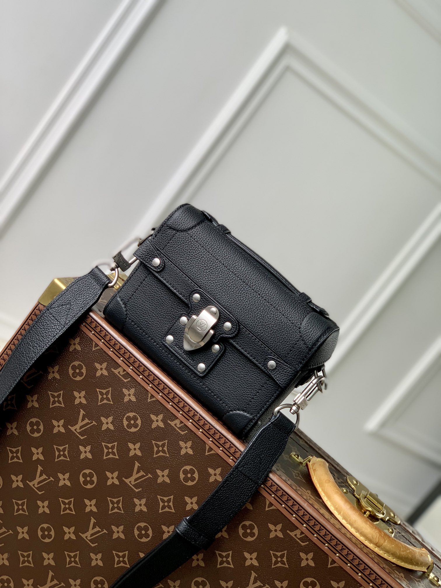 M11516本款 Soul Trunk 手袋由 Pharrell Williams 匠心打造 以柔韧 LV Colorado 牛皮革呈现粒面肌理 Tumbler 磁扣 铆钉和顶部手柄回溯经典硬箱元素 可拆卸并调节的肩带完善考究细节 19 x 15 x 7 厘米 长度 x 高 x 宽 