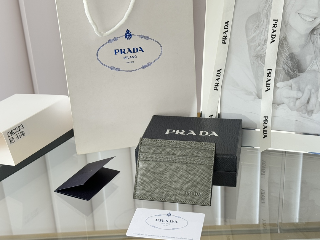 Prada 经典款男士卡 片夹专柜官网 同 步 正 品开 发 编号 2MC223 意大 利 顶 级原单 十 字纹牛 皮质 感极 好 进 口 螺纹里 布 进 口环 保油边  进口 钢 五金 配件 走线 做 工精湛 完美 品 质媲 美正 品  这 款 Saffiano皮革 卡片夹 以 标志 性 的 涂珐 琅 金属 贴花装 饰  开启 奇思 妙想 的 时尚之 旅 饰 有一枚 同色 刻 字徽 标 彰显 匠心 品质      尺 寸 长 10cm高 8cm