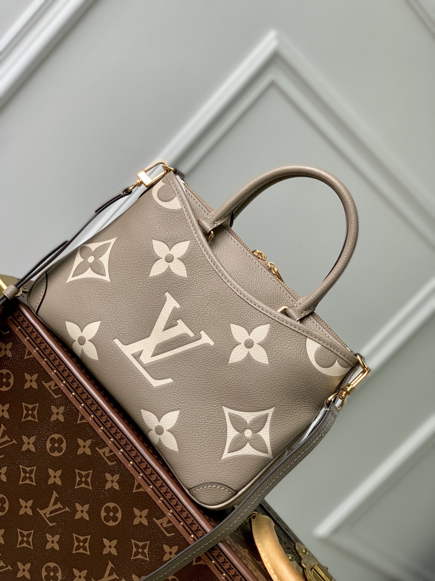 M46585本款 Trianon 小号手袋取材 Monogram Empreinte 粒面皮革 先后采用压印和印花工艺呈现 Monogram 花卉和 LV 字母 再以 V 形轮廓传递标志性格调 长肩带可拆卸并调节 与顶部手柄共同实现多种背携方式 28.0 x 18.0 x 8.0 厘米  长 x 高 x 宽 