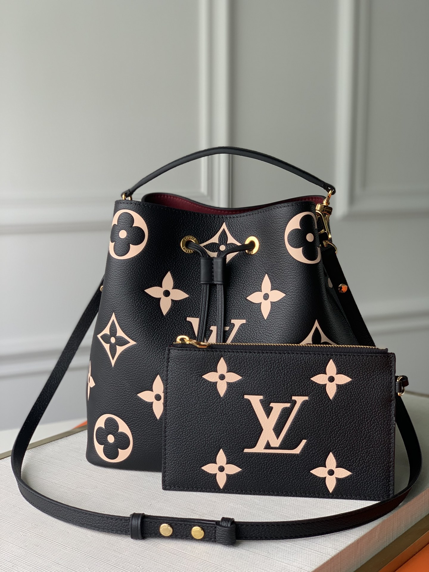 M45497 本款 NéoNoé 中号水桶包将 LV 字母和 Monogram 花卉先印染后压印于皮革 以瞩目观感迷惑视觉 内袋可妥善安置贵重物品 可调节肩带实现肩背或斜挎 详细特征26.0 x 26.0 x 17.5 厘米  长 x 高 x 宽  压纹粒面牛皮粒面牛皮饰边超细纤维内衬金属件中央拉链袋隔层金属孔眼肩带 可拆卸 可调节包带半长 31.0 厘米包带半长可调至 54.0 厘米手柄 单手柄 可拆卸