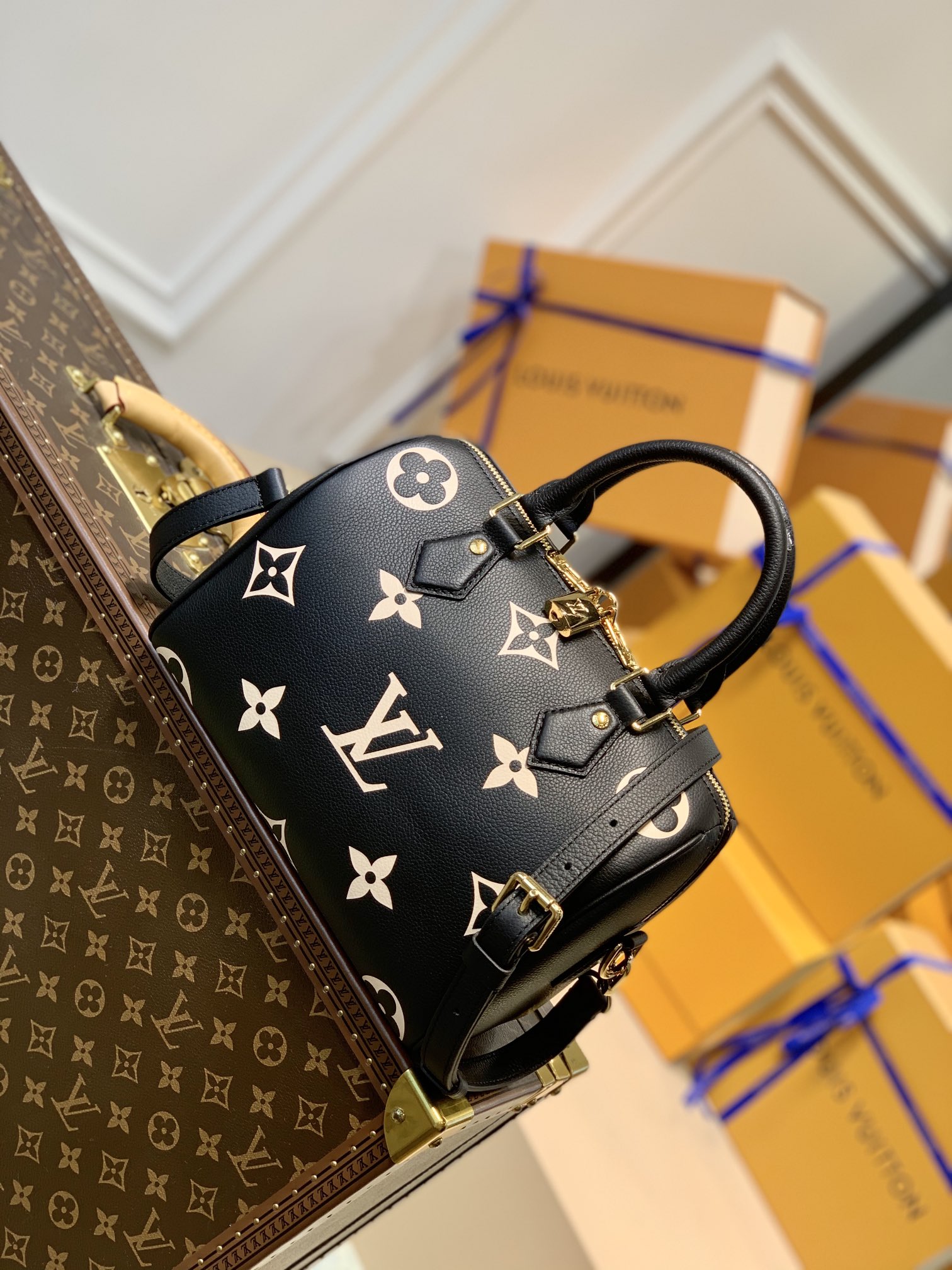  M58947黑色Speedy Bandoulière 25 手袋于 2021 秋季 Wild at Heart 胶囊系列瞩目再现 为 Monogram Empreinte 皮革压印超大 LV 字母 可拆卸肩带增添斜挎选择 尺寸 25.0 x 19.0 x 15.0 厘米  长 x 高 x 宽  