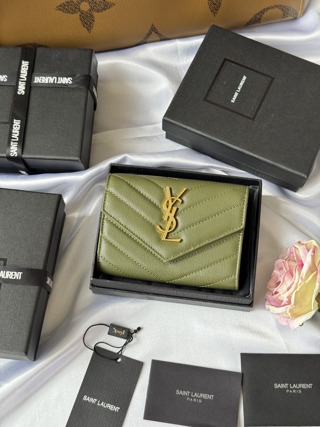  SAINT LAURENT -ysl两折短夹钱包 卡包 正版开发 进口小牛皮压牛皮鱼子酱 采用进口牛皮配独制五金   内里四个卡位原单品质 颜色如图  零钱包 型号 414404 尺寸 13*9*3CM