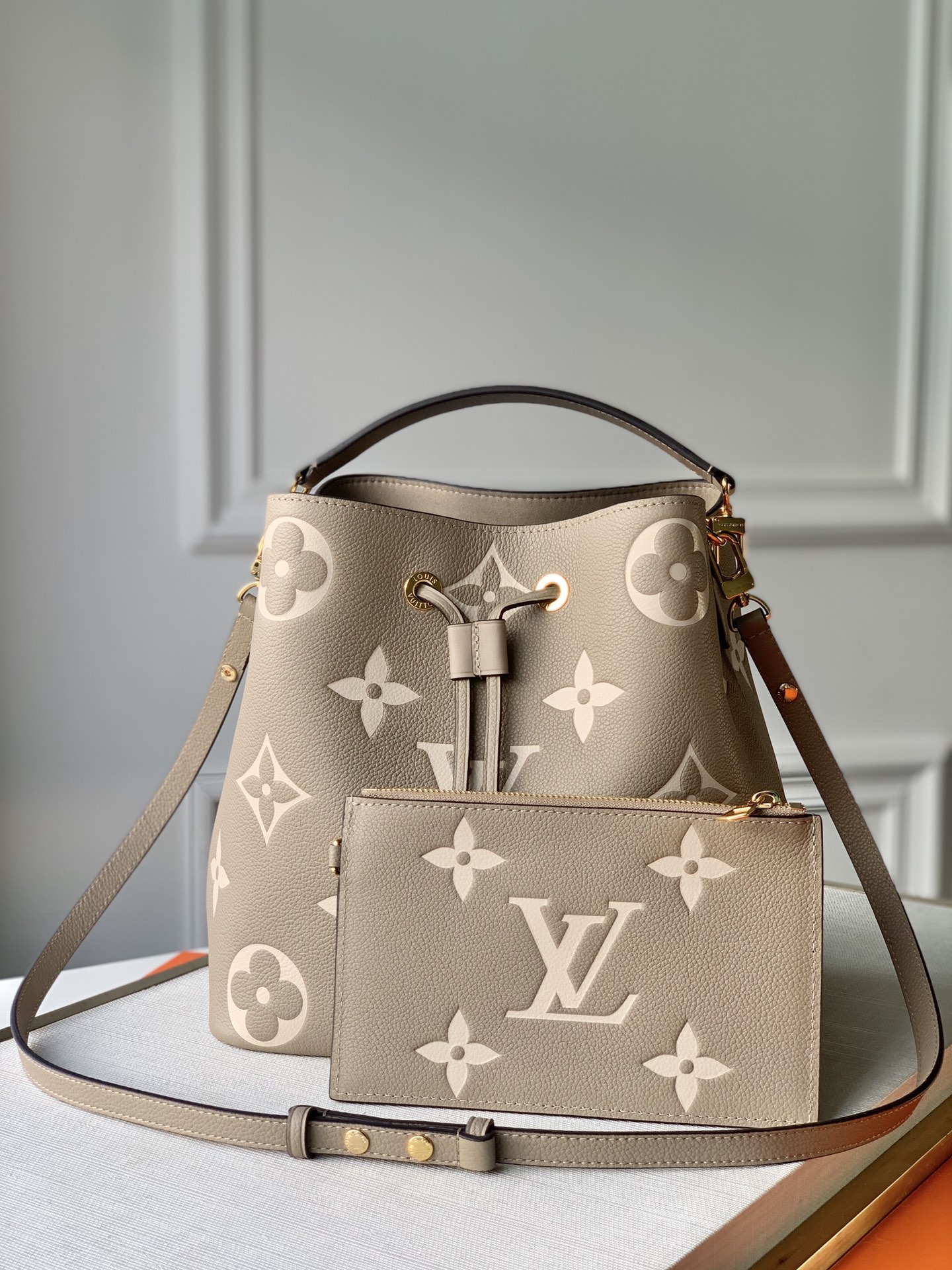 M45555 本款 NéoNoé 中号水桶包将 LV 字母和 Monogram 花卉先印染后压印于皮革 以瞩目观感迷惑视觉 内袋可妥善安置贵重物品 可调节肩带实现肩背或斜挎 详细特征26.0 x 26.0 x 17.5 厘米  长 x 高 x 宽  压纹粒面牛皮粒面牛皮饰边超细纤维内衬金属件中央拉链袋隔层金属孔眼肩带 可拆卸 可调节包带半长 31.0 厘米包带半长可调至 54.0 厘米手柄 单手柄 可拆卸