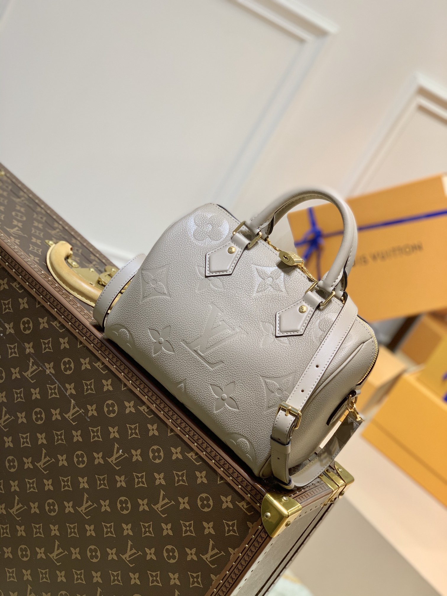 M59273灰色压花 Speedy Bandoulière 25 手袋于 2021 秋季 Wild at Heart 胶囊系列瞩目再现 为 Monogram Empreinte 皮革压印超大 LV 字母 可拆卸肩带增添斜挎选择 尺寸 25.0 x 19.0 x 15.0 厘米  长 x 高 x 宽  