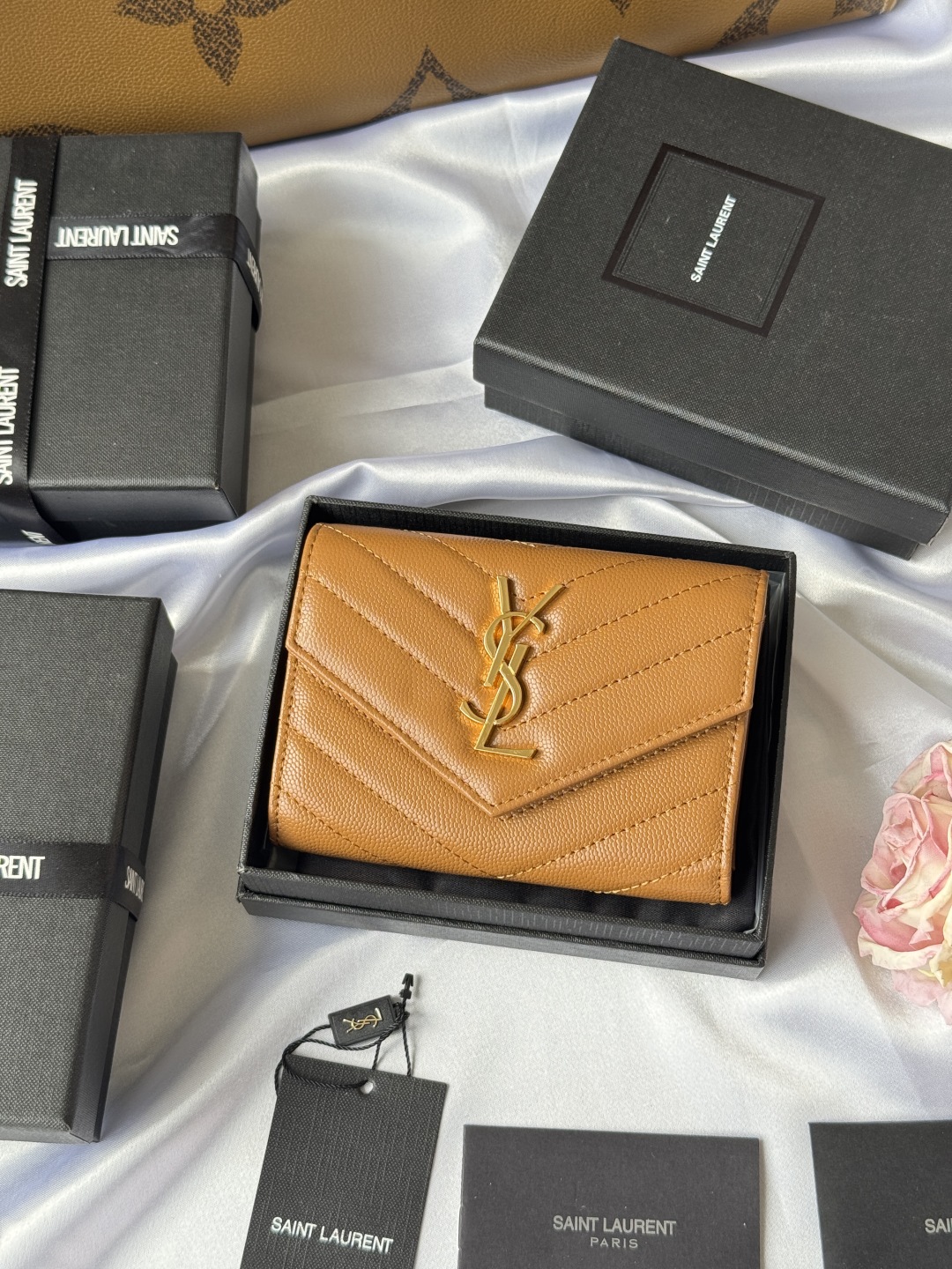  SAINT LAURENT -ysl两折短夹钱包 卡包 正版开发 进口小牛皮压牛皮鱼子酱 采用进口牛皮配独制五金   内里四个卡位原单品质 颜色如图  零钱包 型号 414404 尺寸 13*9*3CM