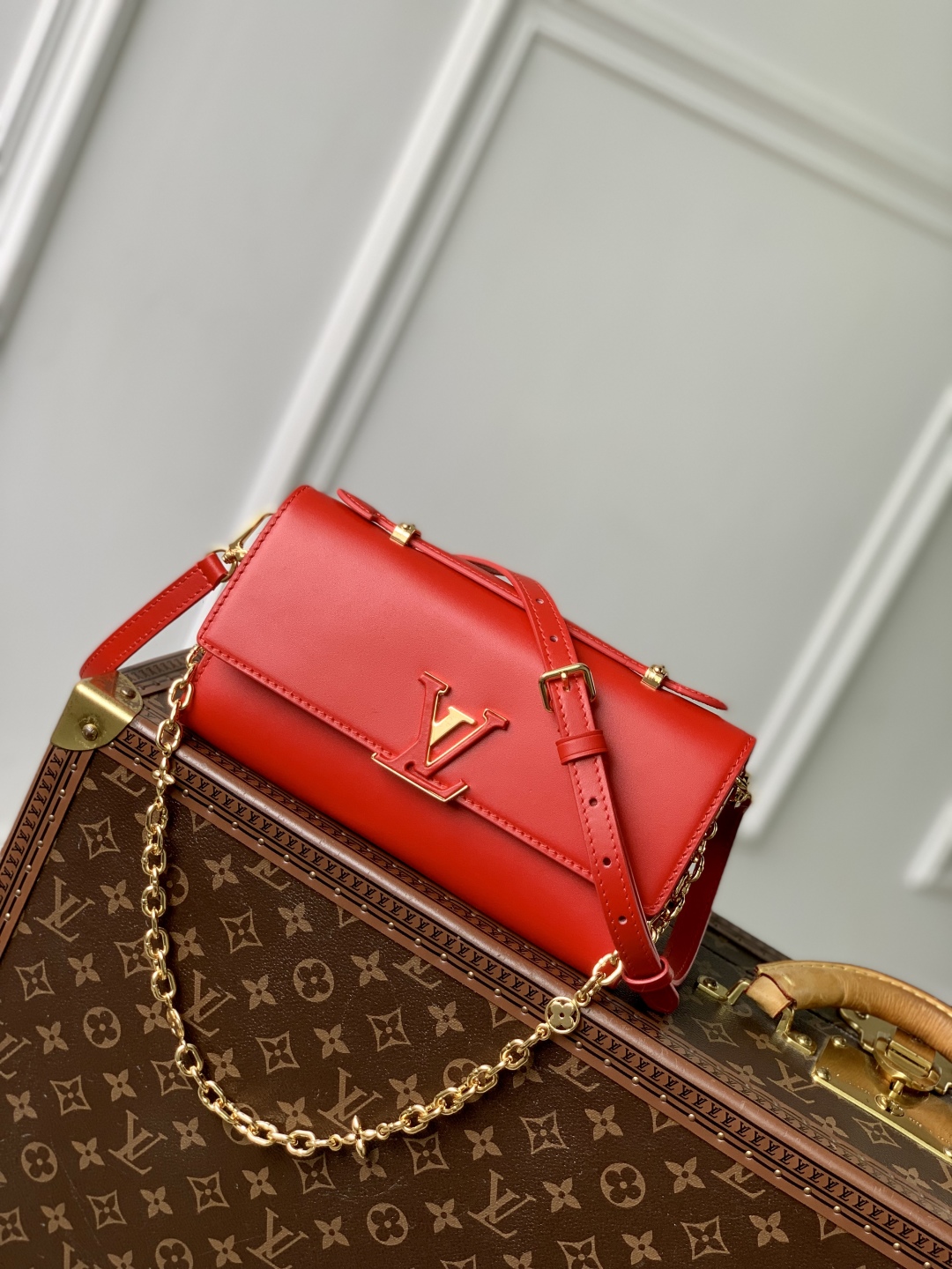  M12406红Wallet On Chain Capucines 手袋融合精湛匠艺与优雅格调 为柔滑皮革点缀经典 LV 字母 搭配可拆卸金属链条和皮革肩带 可实现手提 肩背和斜挎 齐整内层拥有 Monogram 花卉磁扣 贴袋和卡片夹层 12 x 4 x 23 厘米 高 x 宽 x 长度 